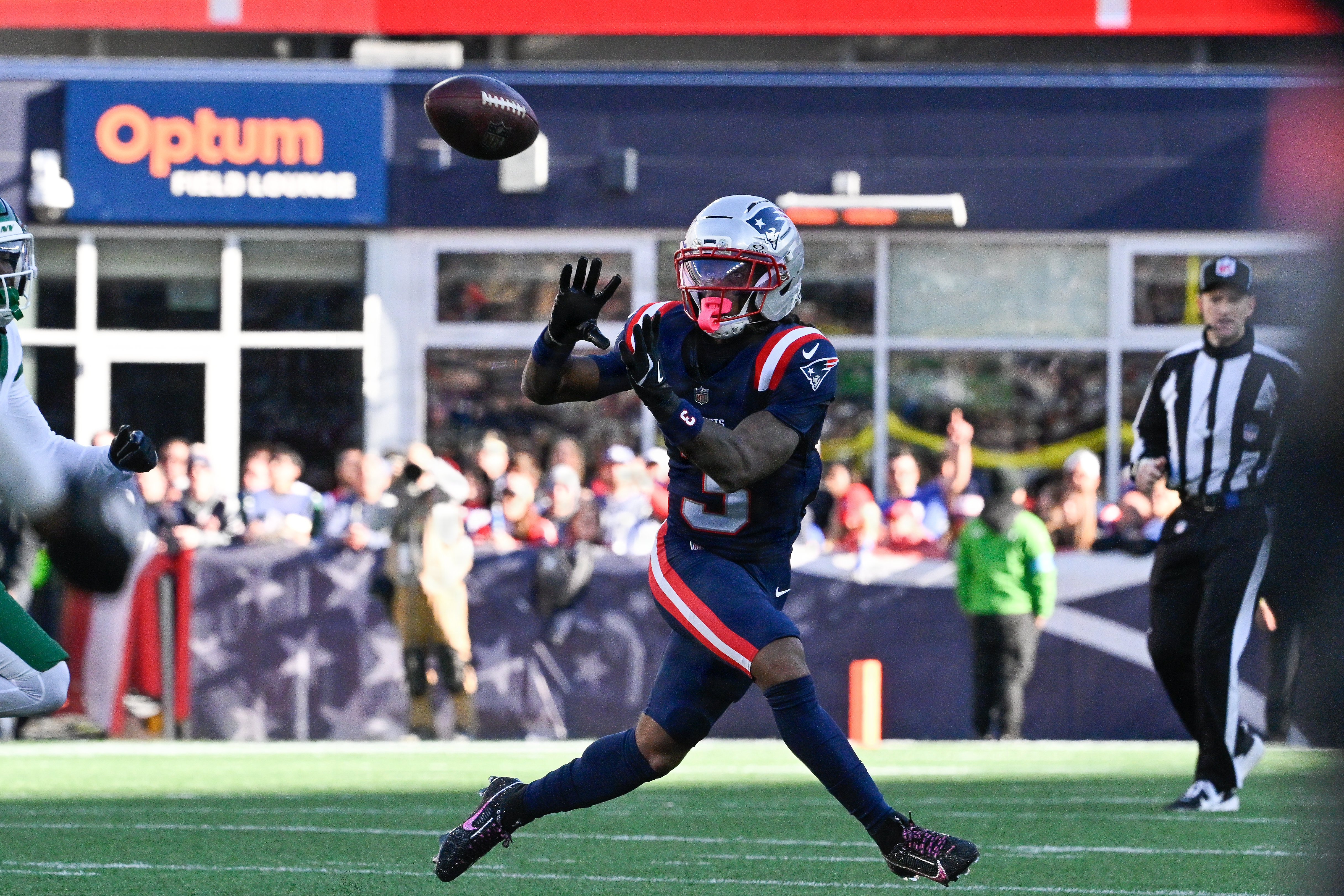 New England Patriots wide receiver DeMario Douglas (3) makes a catch against the New York Jets as we make our best Patriots vs. Bears prediction.