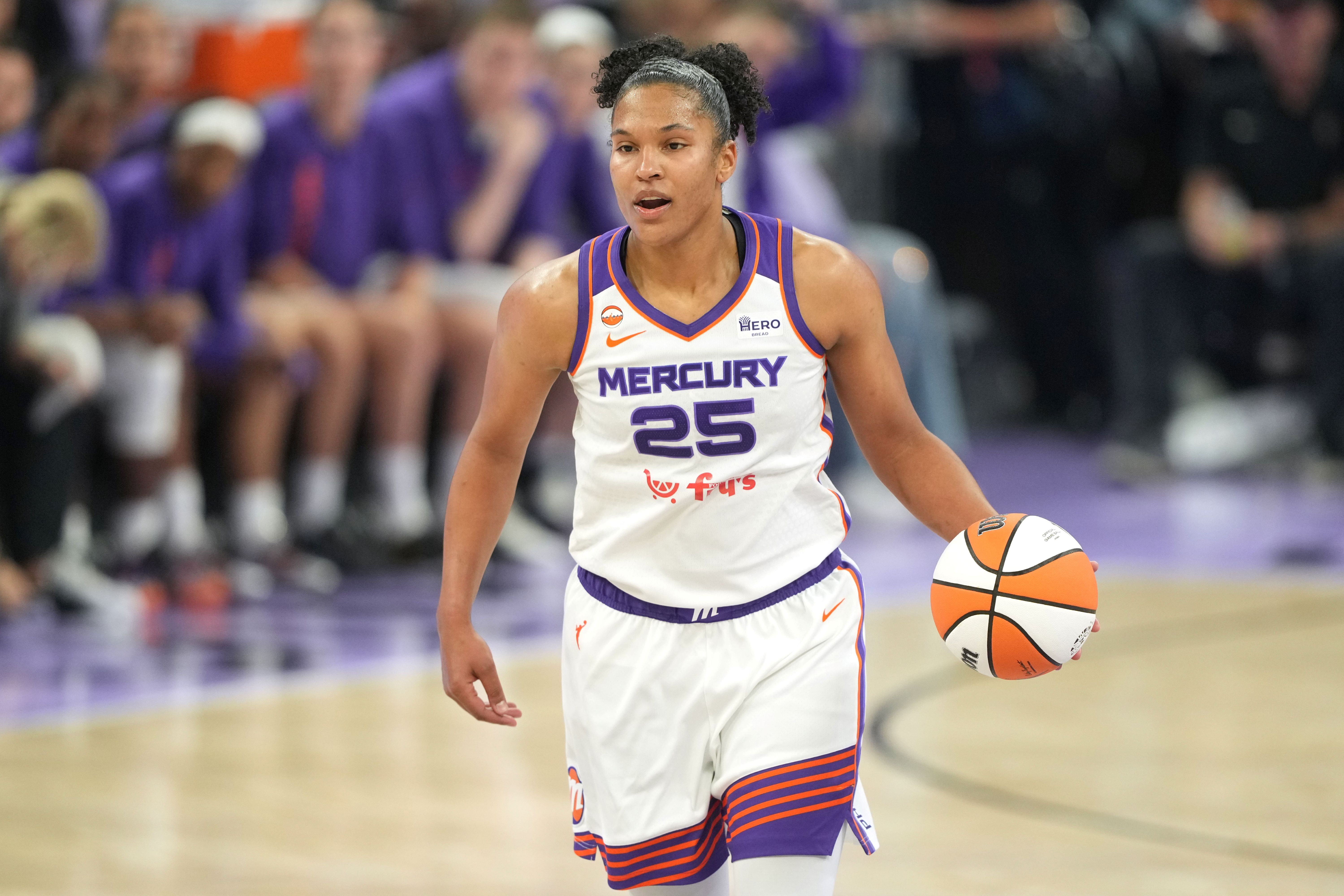 Phoenix Mercury forward Alyssa Thomas (25), seen here controlling the ball during a game, is featured in our Tempo vs. Mercury prediction today.