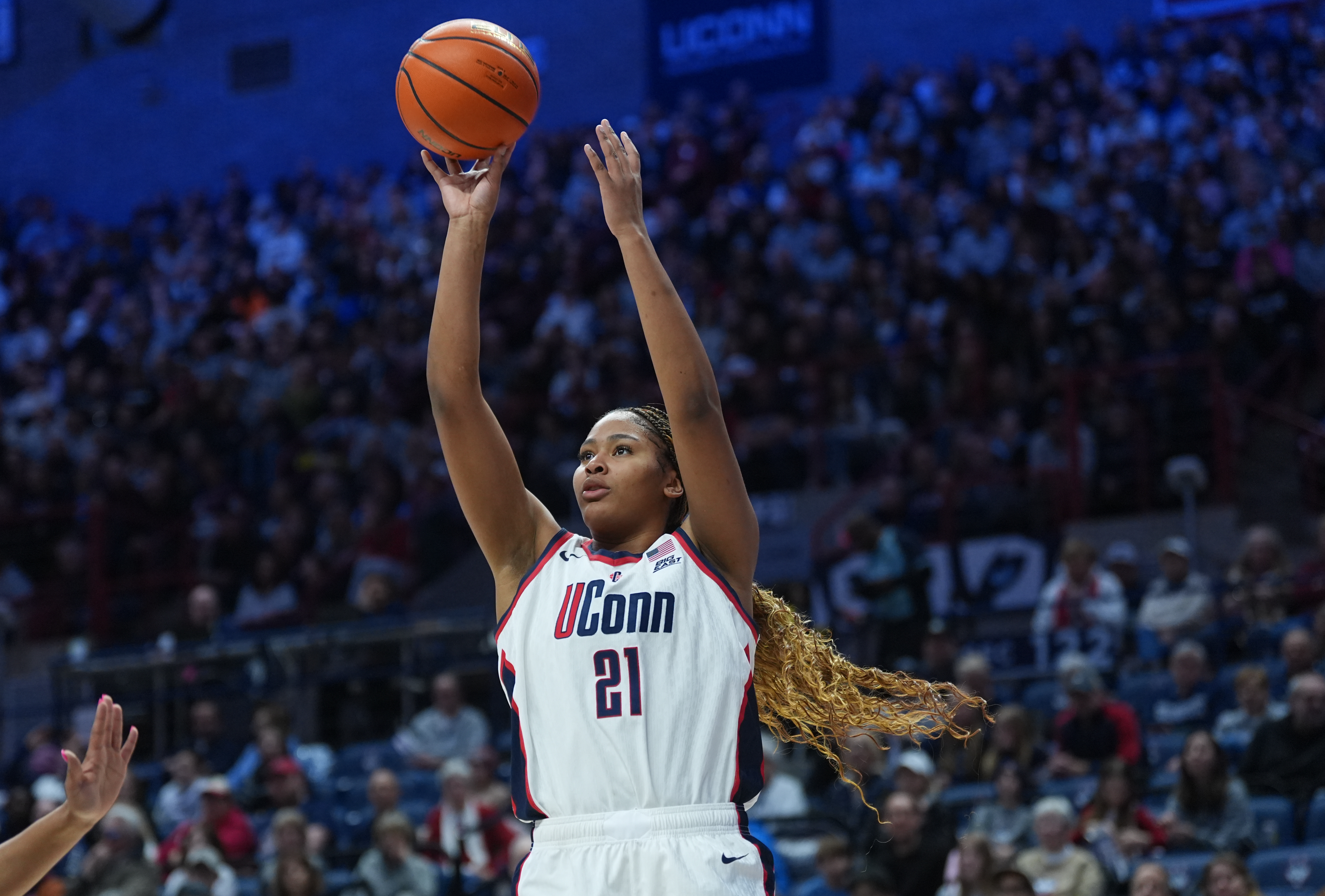 UConn's Sarah Strong (21) is the overwhelming favorite by the women's Wooden Award odds. 