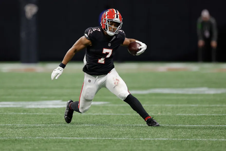 Bijan Robinson #7 of the Atlanta Falcons runs with the ball as we make our Buccaneers vs. Falcons Week 14 NFL player props picks and predictions.
