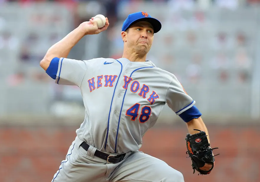 Jacob deGrom of the New York Mets pitches in the first inning against the Atlanta Braves at Truist Park on August 18, 2022 in Atlanta, Georgia.
