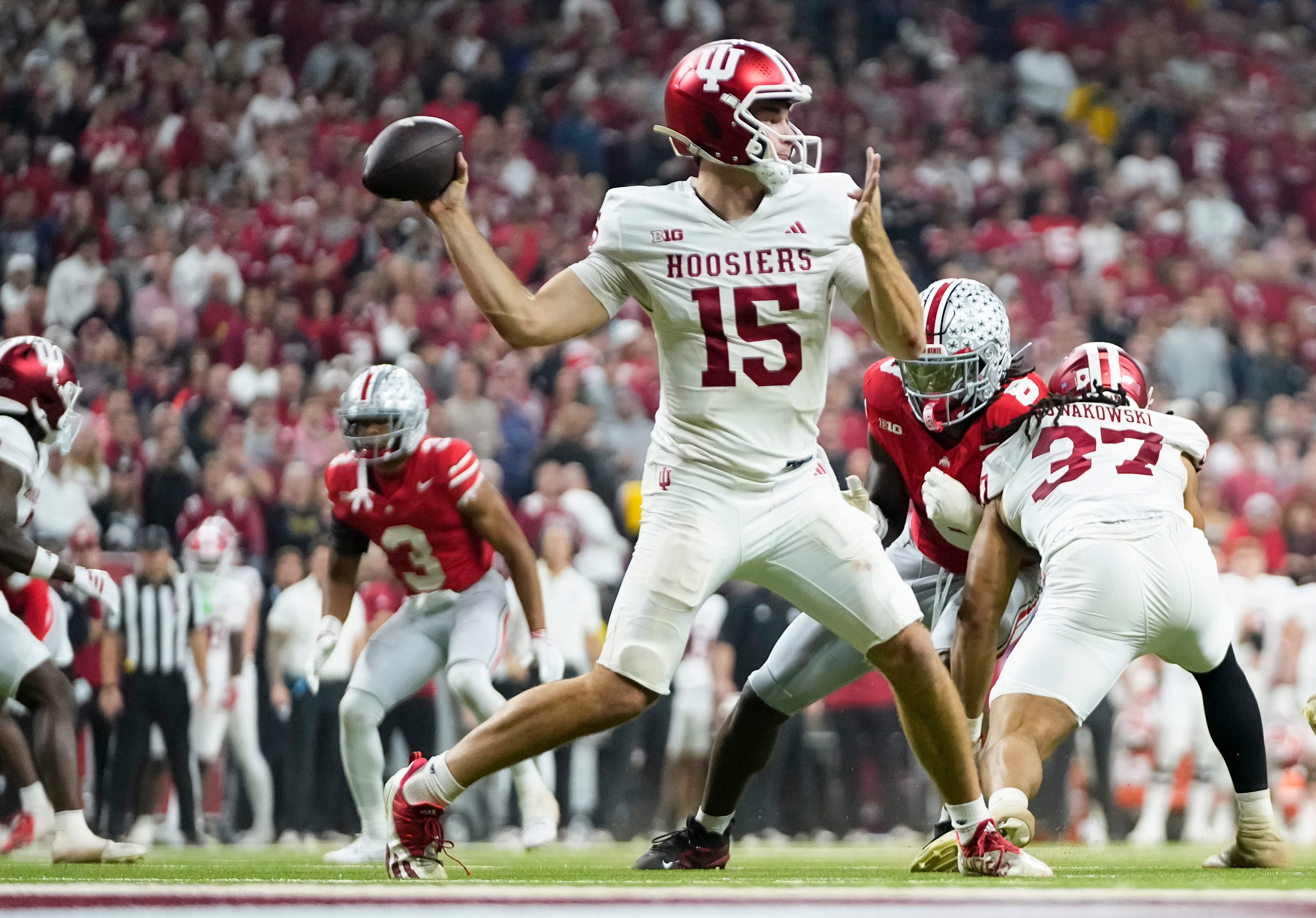 Indiana Hoosiers quarterback Fernando Mendoza throws as we make our best Oregon vs. Indiana predictions