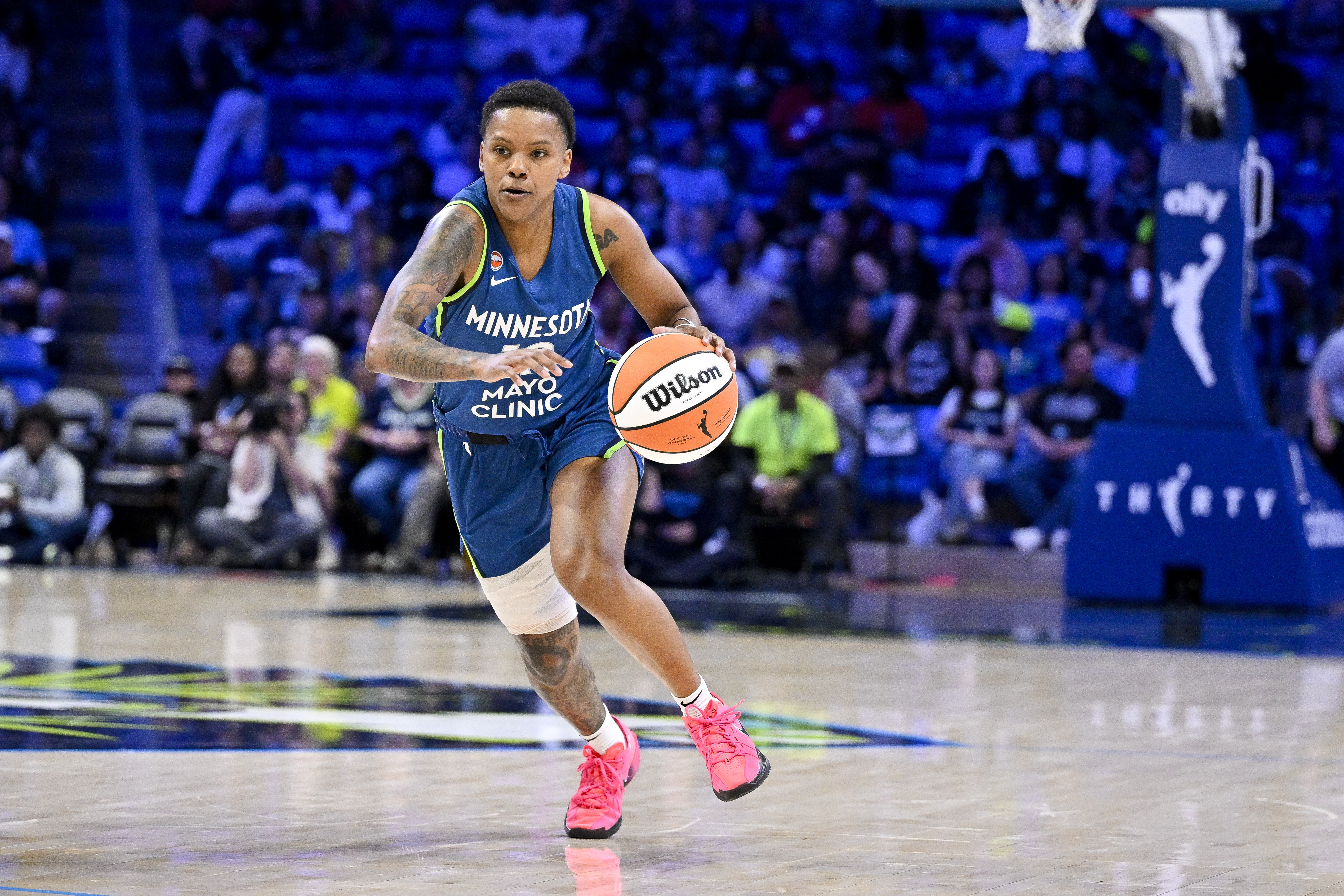 Minnesota Lynx guard Courtney Williams (10) brings the ball up the court as we break down our Dream vs. Lynx prediction tonight.