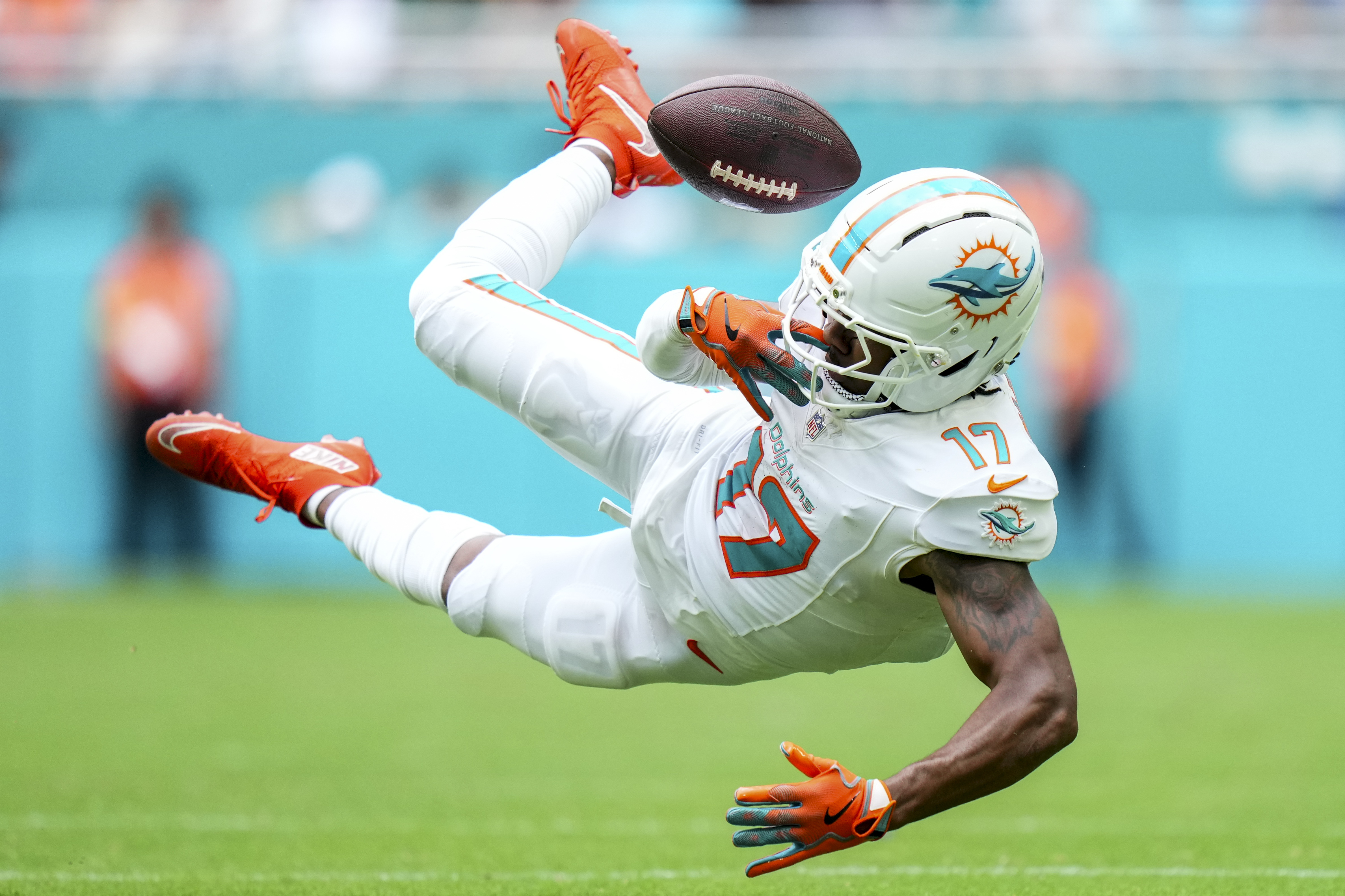 Miami Dolphins wide receiver Jaylen Waddle juggles the ball as we make our best Dolphins vs. Steelers player prop bets.