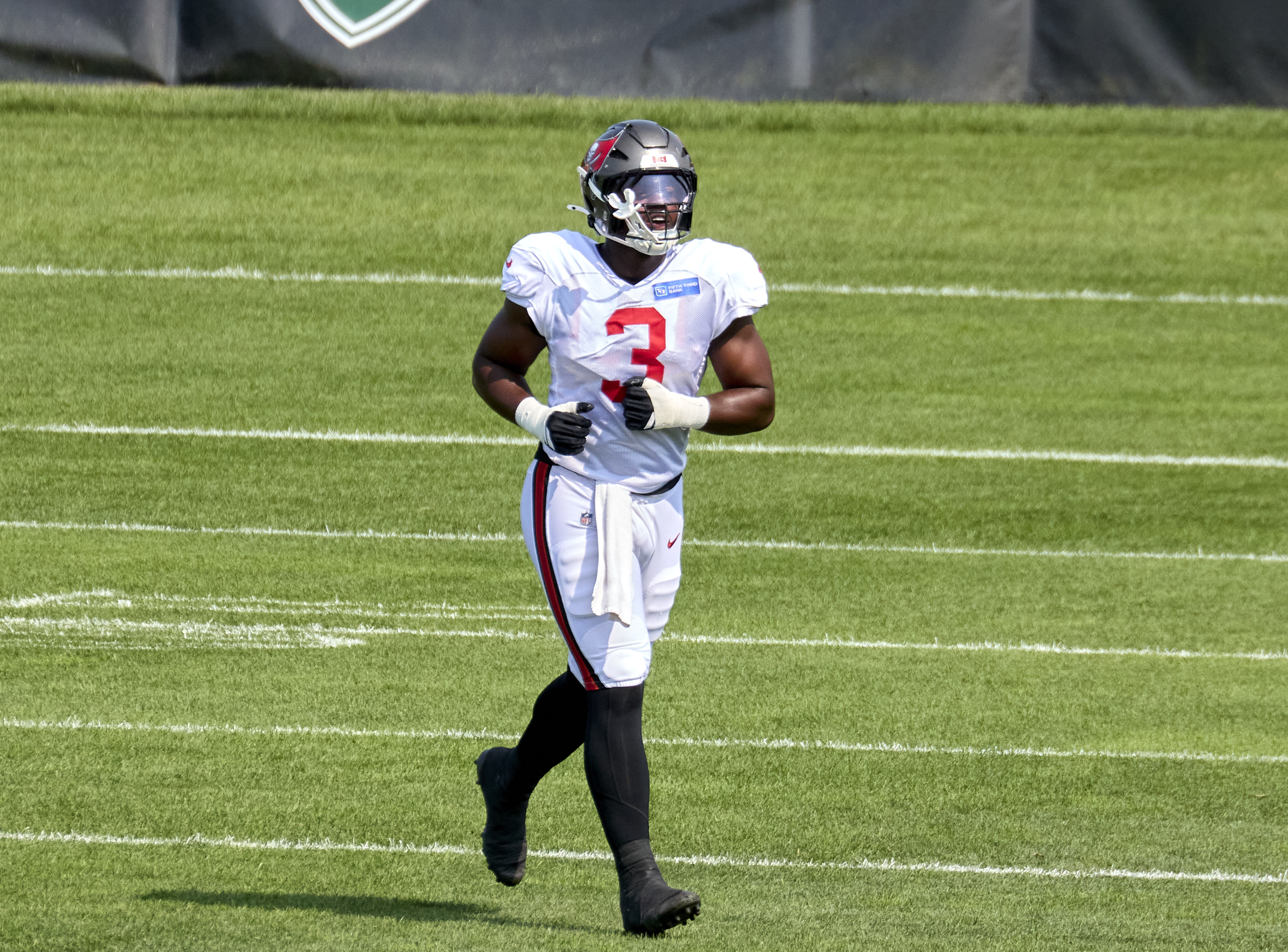 Tampa Bay Buccaneers outside linebacker Rueben Bain Jr. participates in practice as we look at the best Defensive Rookie of the Year Award odds.