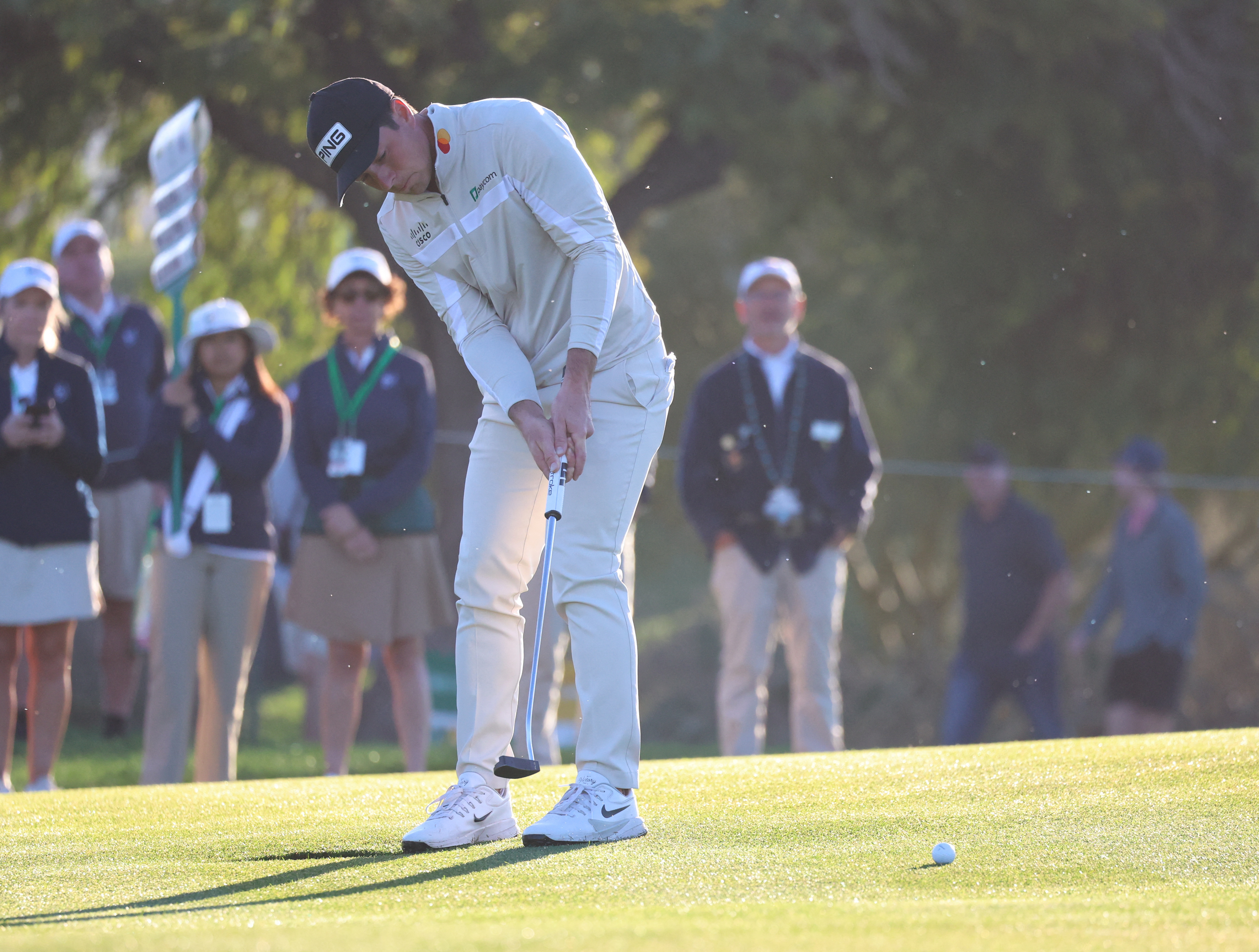 Viktor Hovland putts as we look at our Genesis Invitational first-round leader predictions