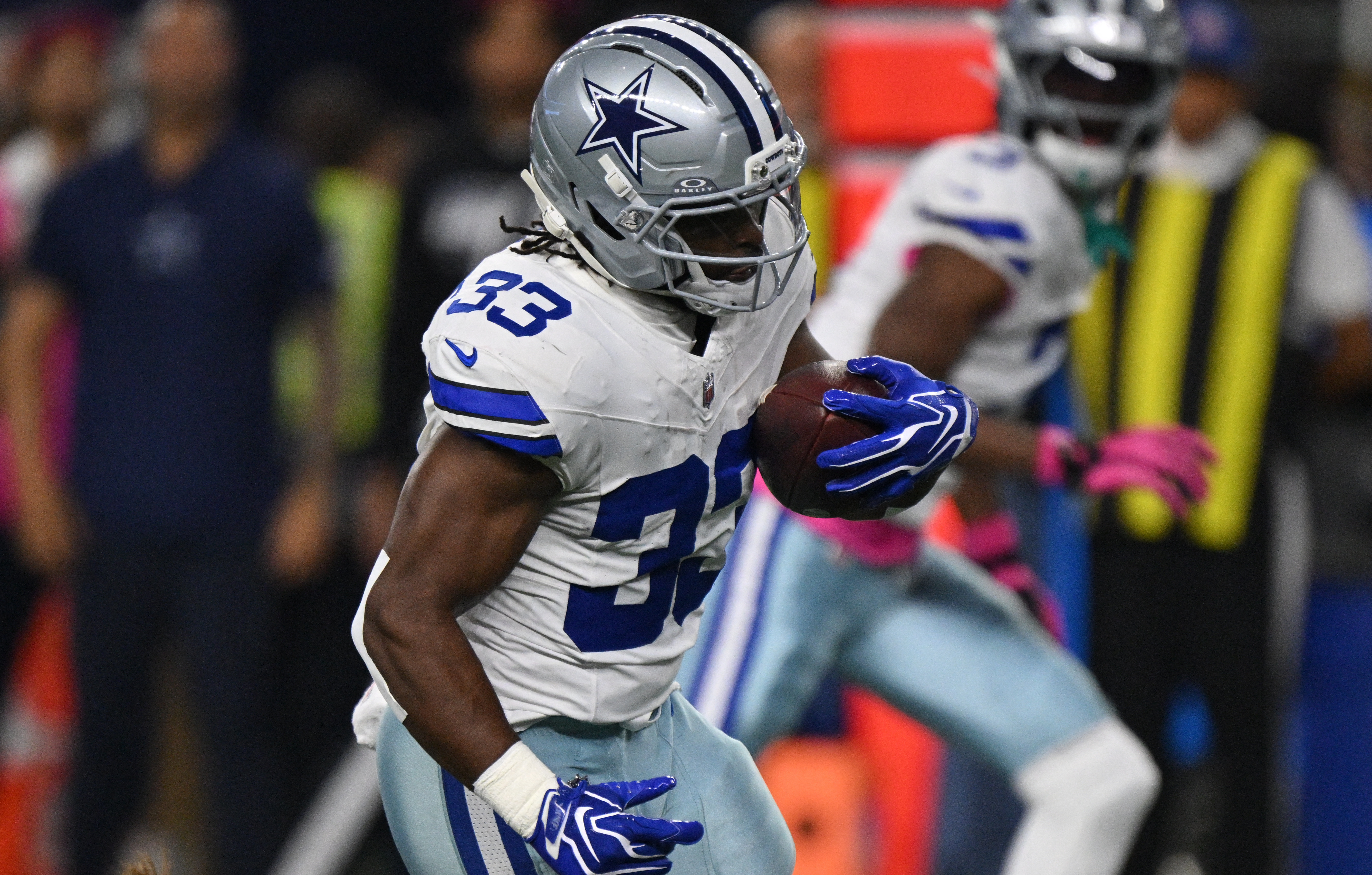 Dallas Cowboys running back Javonte Williams (33) rushes the ball as we break down our Cowboys vs. Packers expert picks.