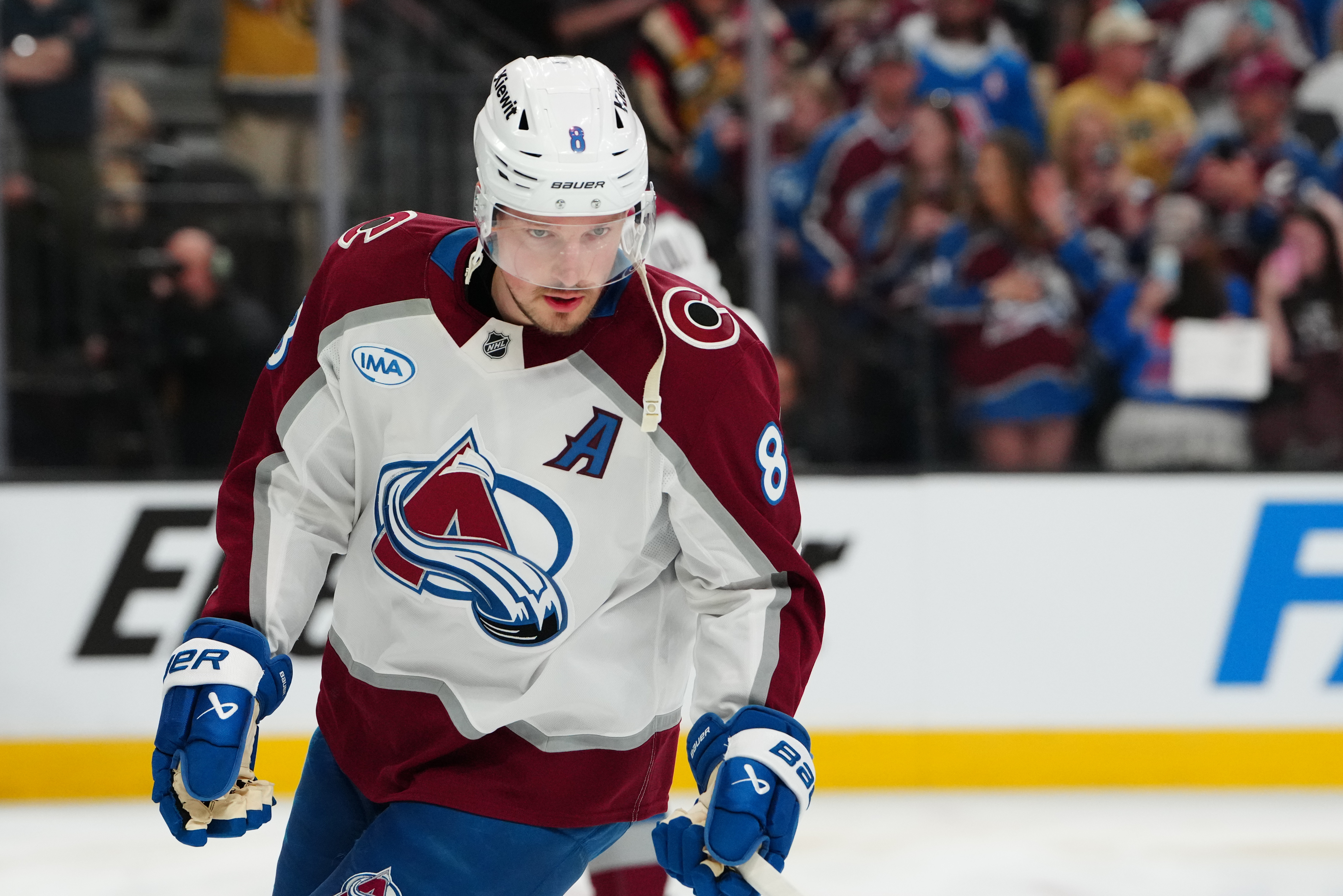 Colorado Avalanche defenseman Cale Makar warms up as we look at the latest Norris Trophy odds.