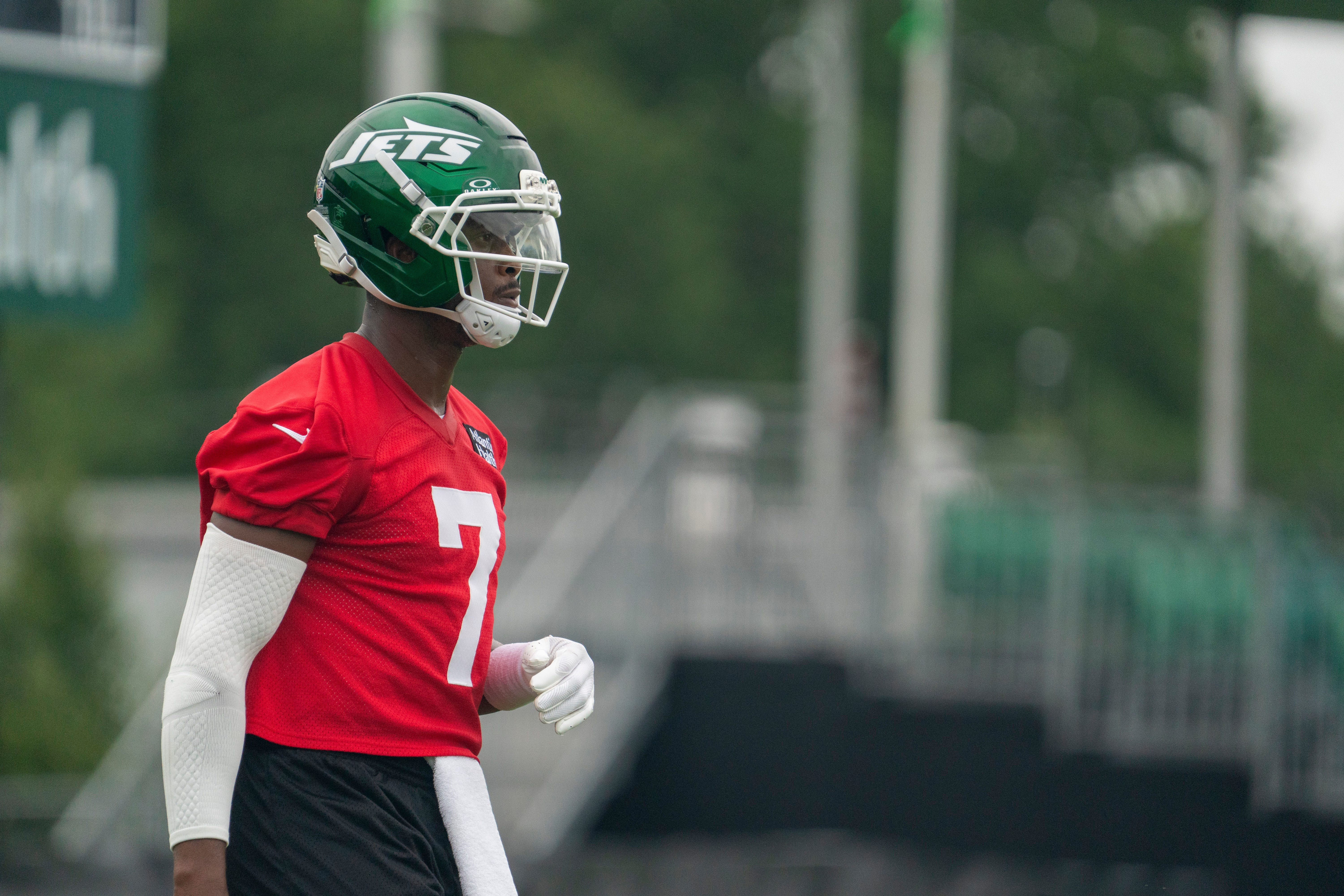 New York Jets quarterback Geno Smith (7) warms up during a practice as we offer our Buccaneers vs. Jets prediction for the NFL preseason.