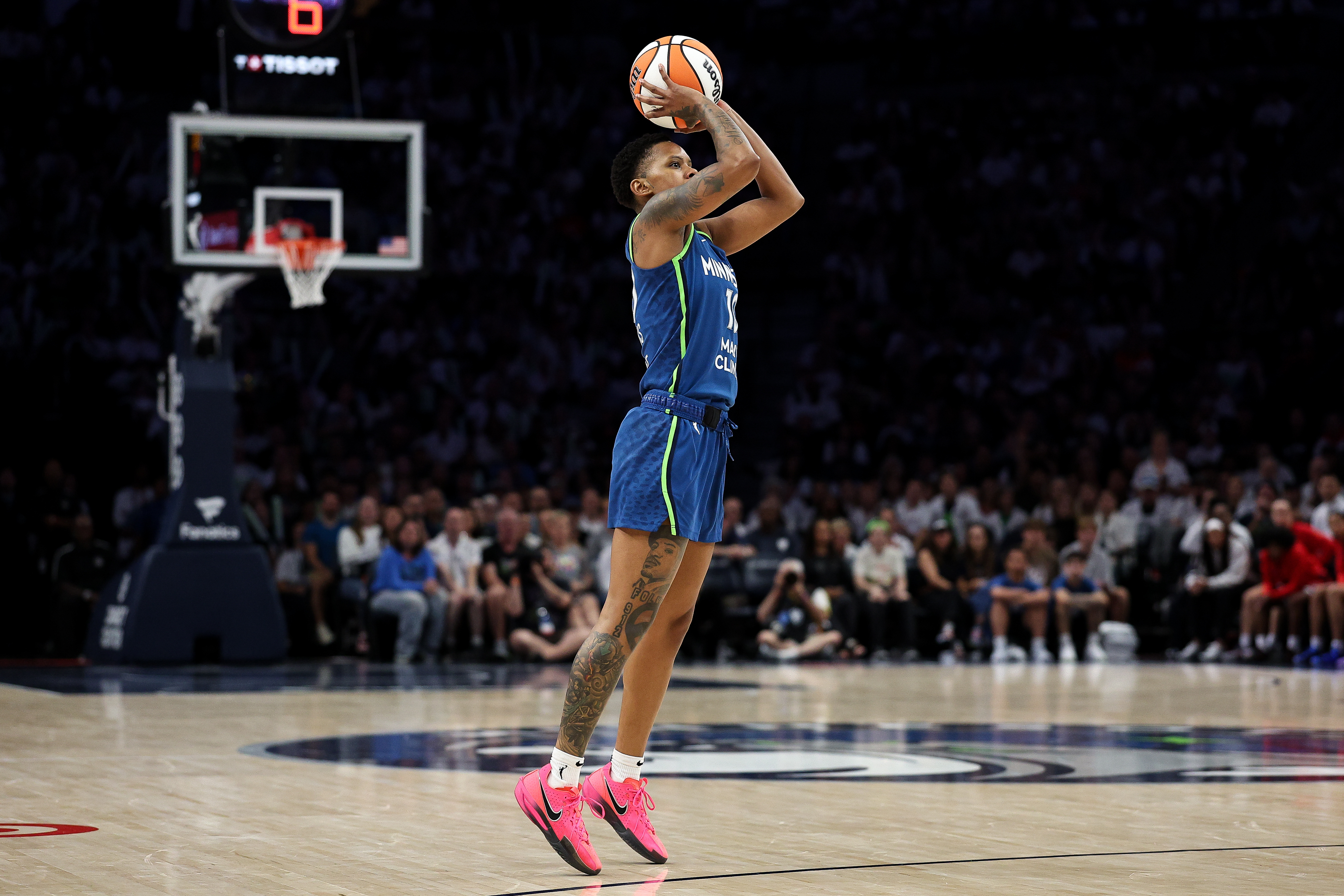 Minnesota Lynx guard Courtney Williams (10) shoots as she is featured in our Lynx vs. Sun prediction.