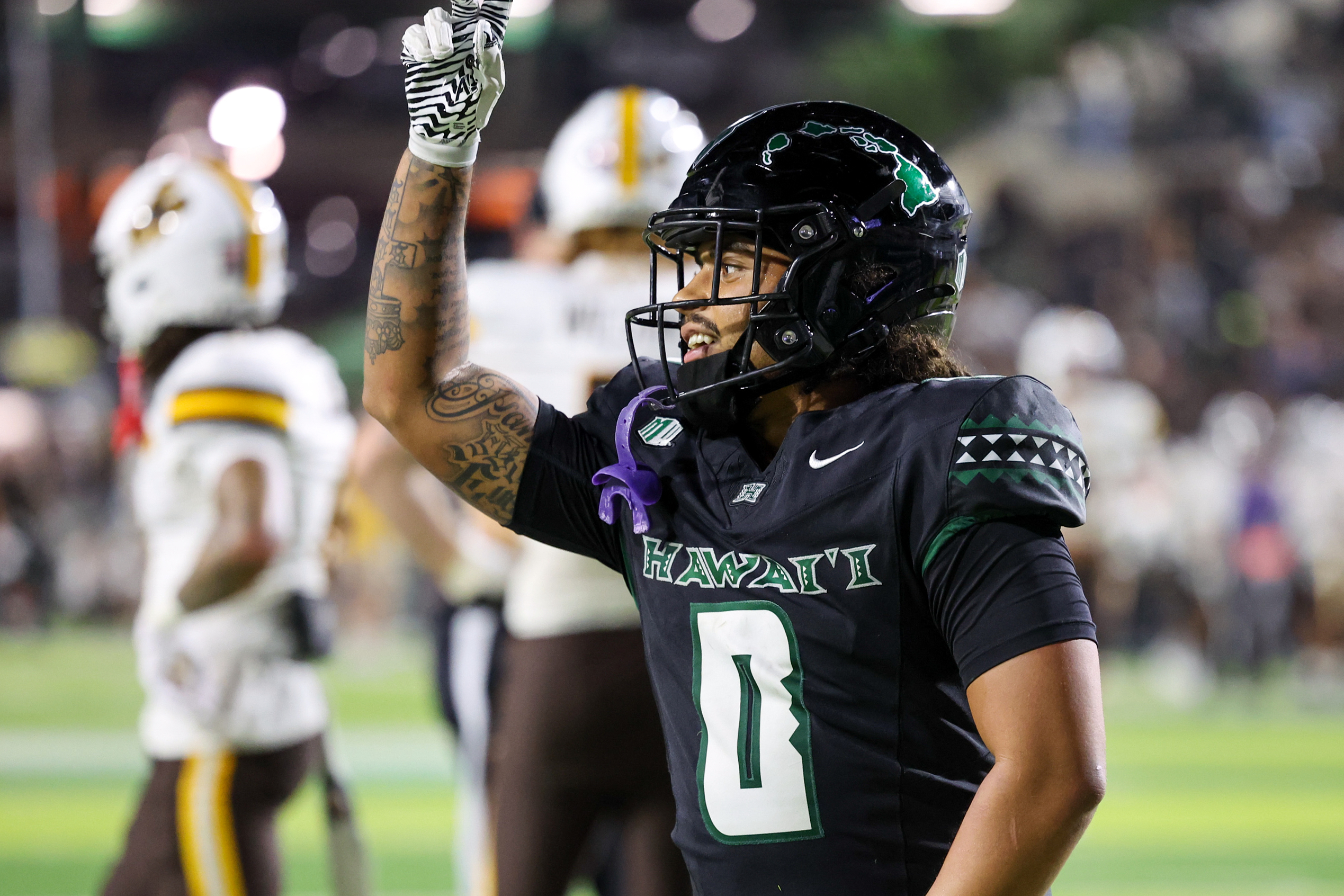 Hawaii running back Cam Barfield (0) celebrates as we offer our Cal vs. Hawaii predictions for the Hawaii Bowl.