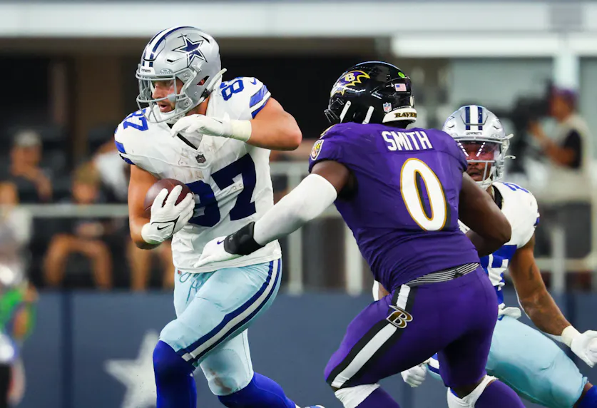 Cowboys tight end Jake Ferguson runs with the ball as we look at our Cowboys vs. Steelers SNF parlay