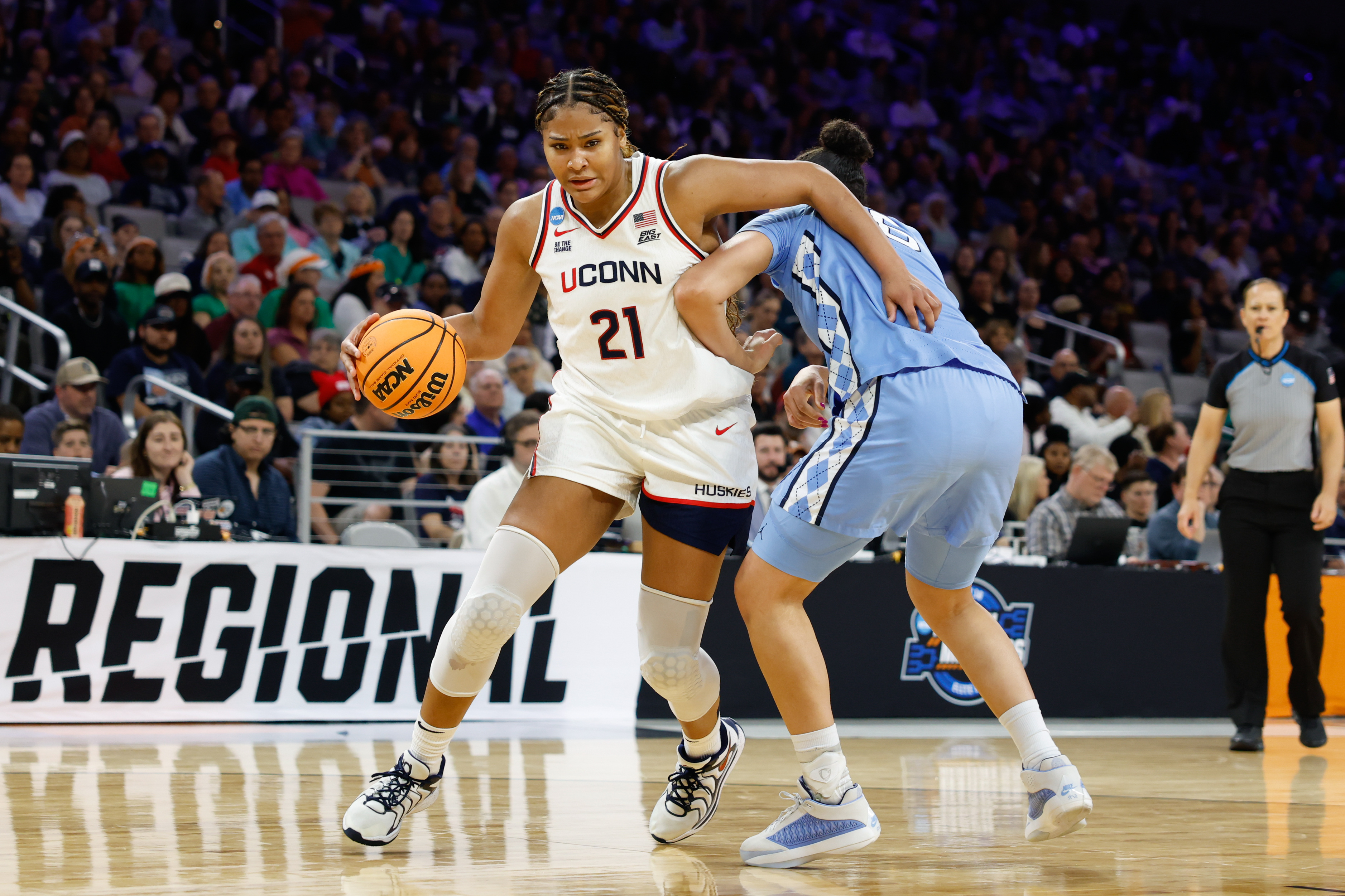 UConn's Sarah Strong (21) closed as the favorite by the women's Wooden Award odds.