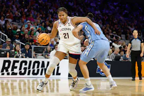 🏀 Women's Wooden Award Odds & Favorites 2026: UConn's Sarah Strong Closes as Favorite