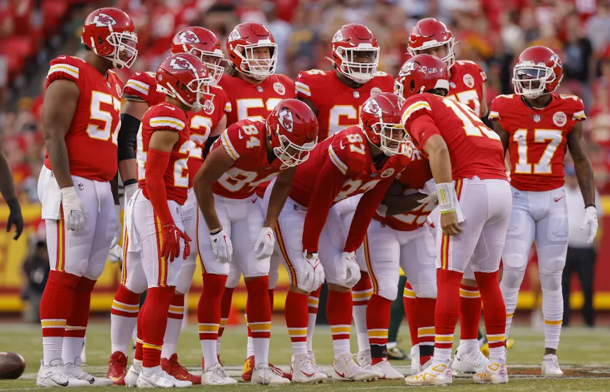 Patrick Mahomes of the Kansas City Chiefs led the team in a choir formation huddle during a preseason game against the Green Bay Packers at Arrowhead Stadium in Kansas City, Missouri. Photo by David Eulitt / Getty Images via AFP.