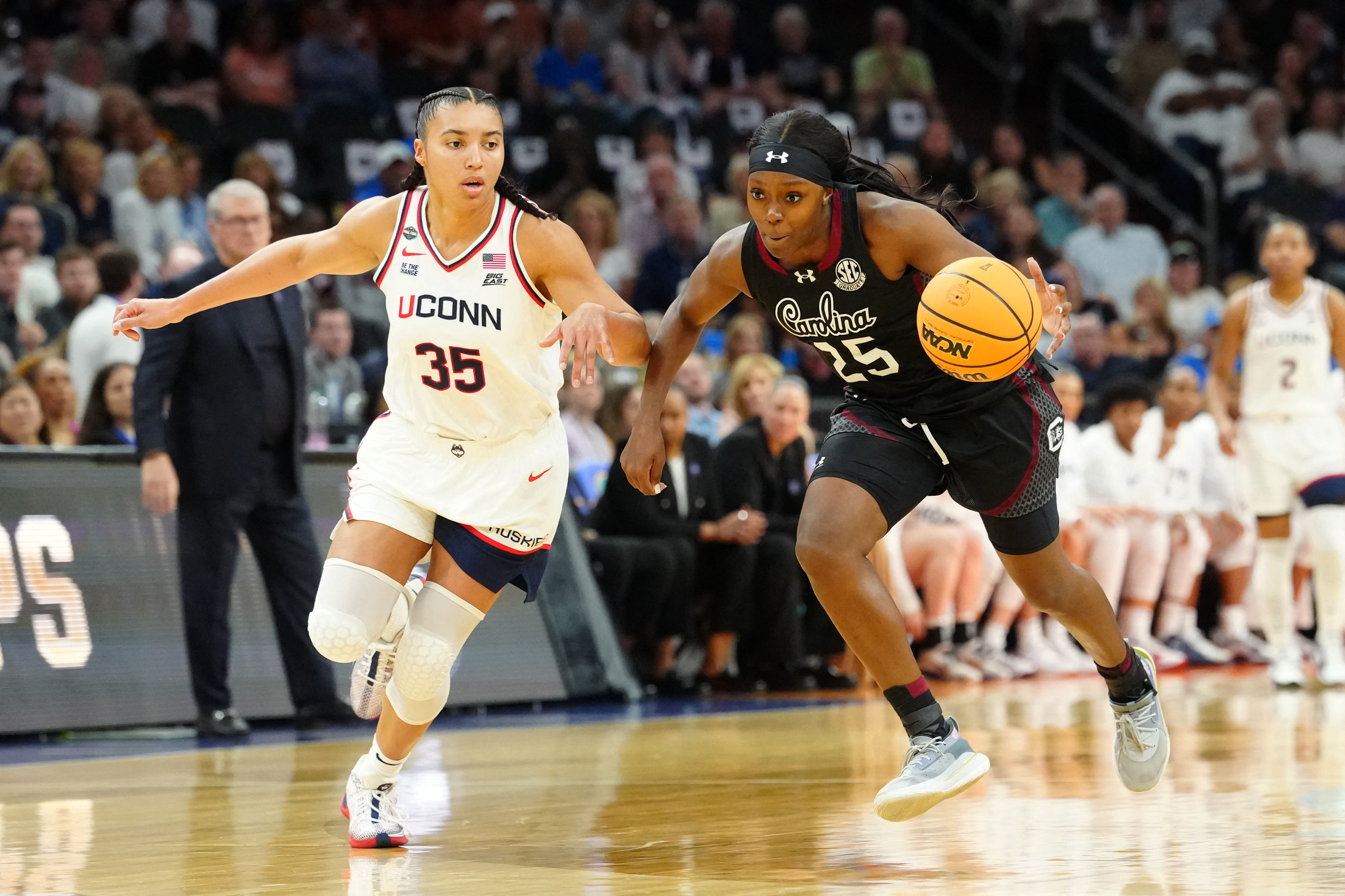 Raven Johnson (25) has the Gamecocks favored against UCLA in the championship, according to the women's March Madness odds.