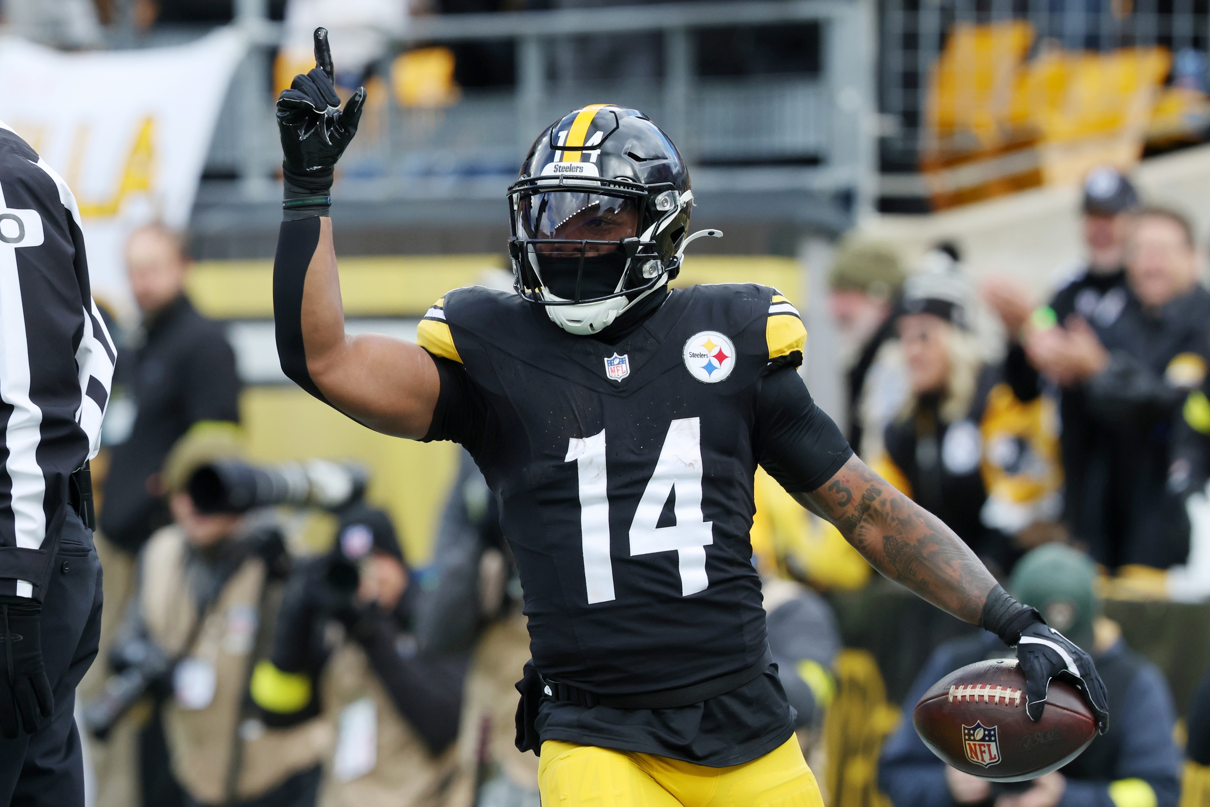 Pittsburgh Steelers running back Kenneth Gainwell reacts after scoring a touchdown, and he's key to our Dolphins vs. Steelers player props.