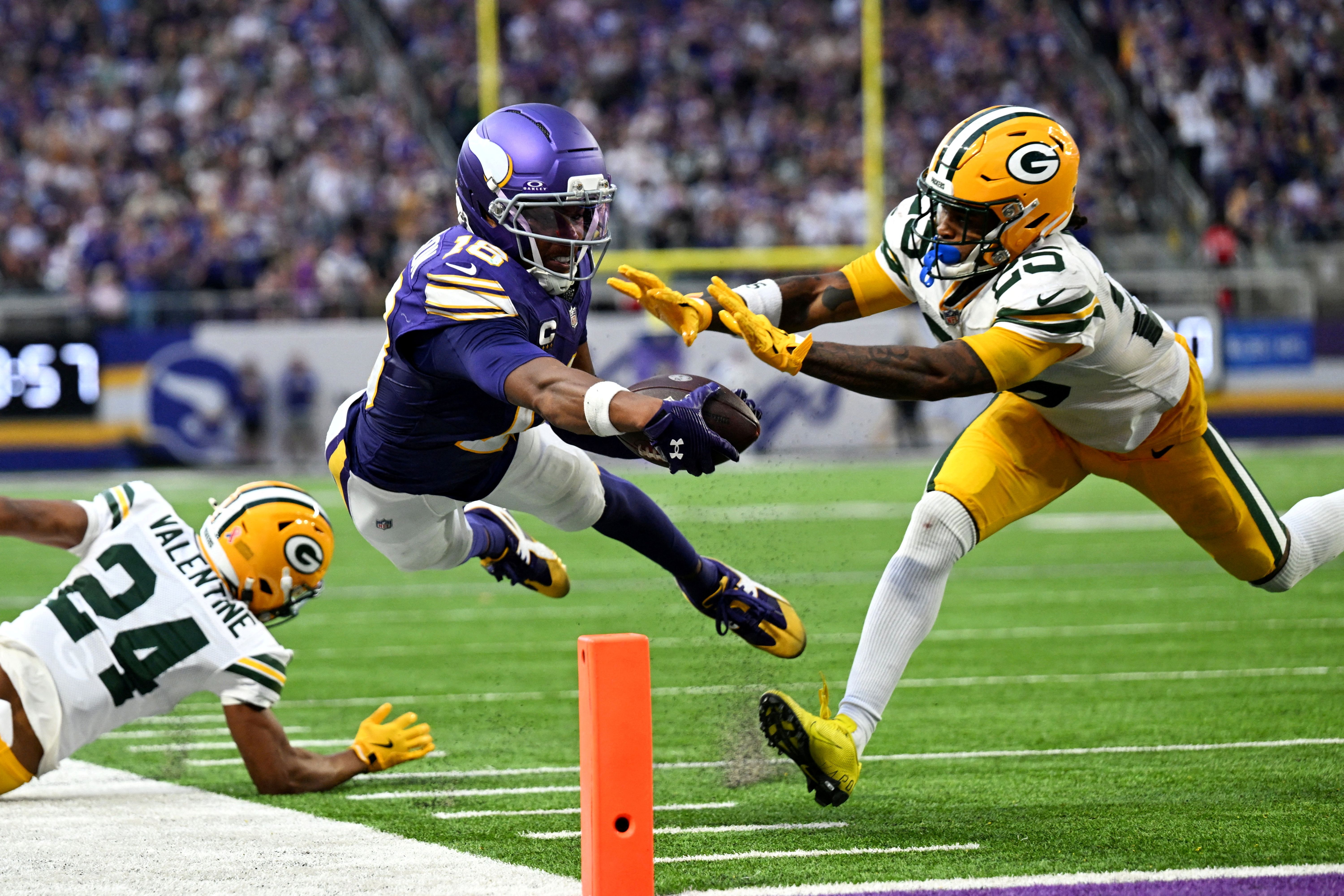 Minnesota Vikings wide receiver Justin Jefferson reaches for a touchdown as we look at the Week 2 NFL odds.