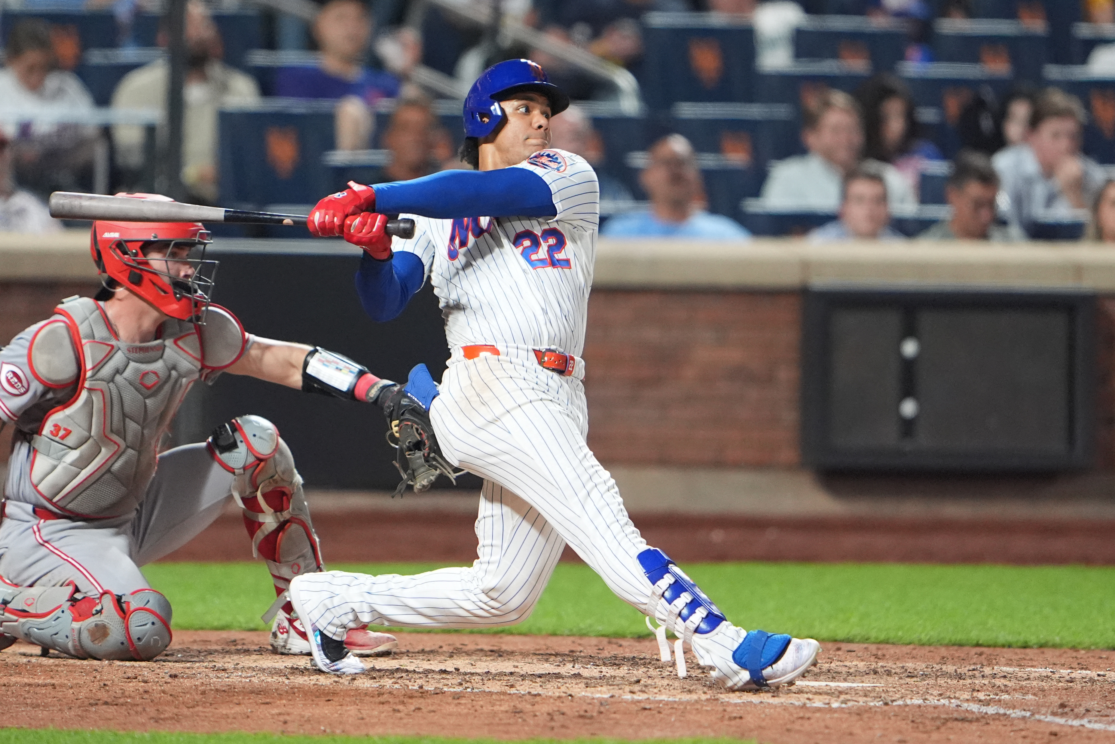 New York Mets left fielder Juan Soto (22) hits a single as he is featured in our Marlins vs. Mets win probability.