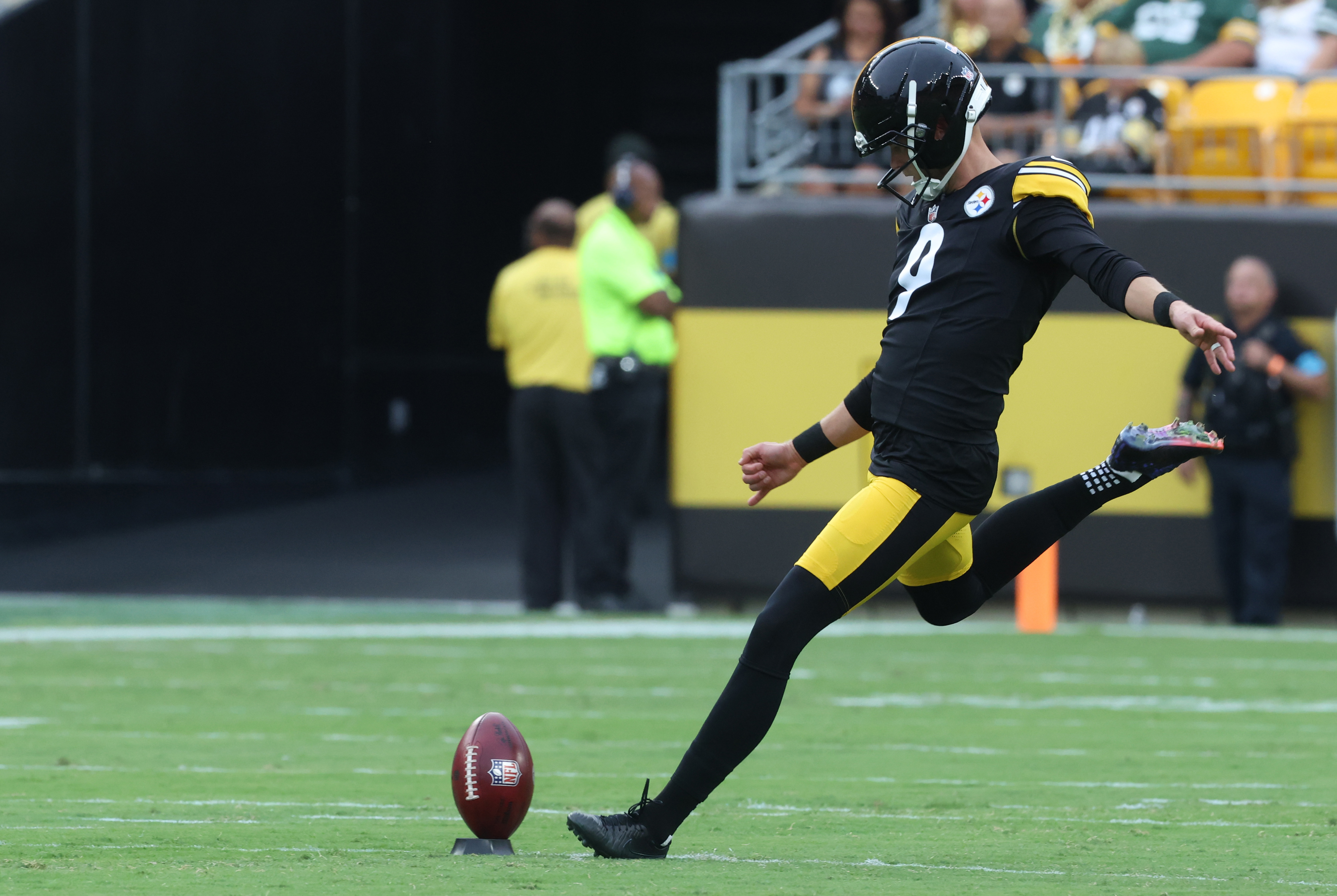 Pittsburgh Steelers place kicker Chris Boswell (9) kicks off as he is featured in our Falcons vs. Steelers prediction.