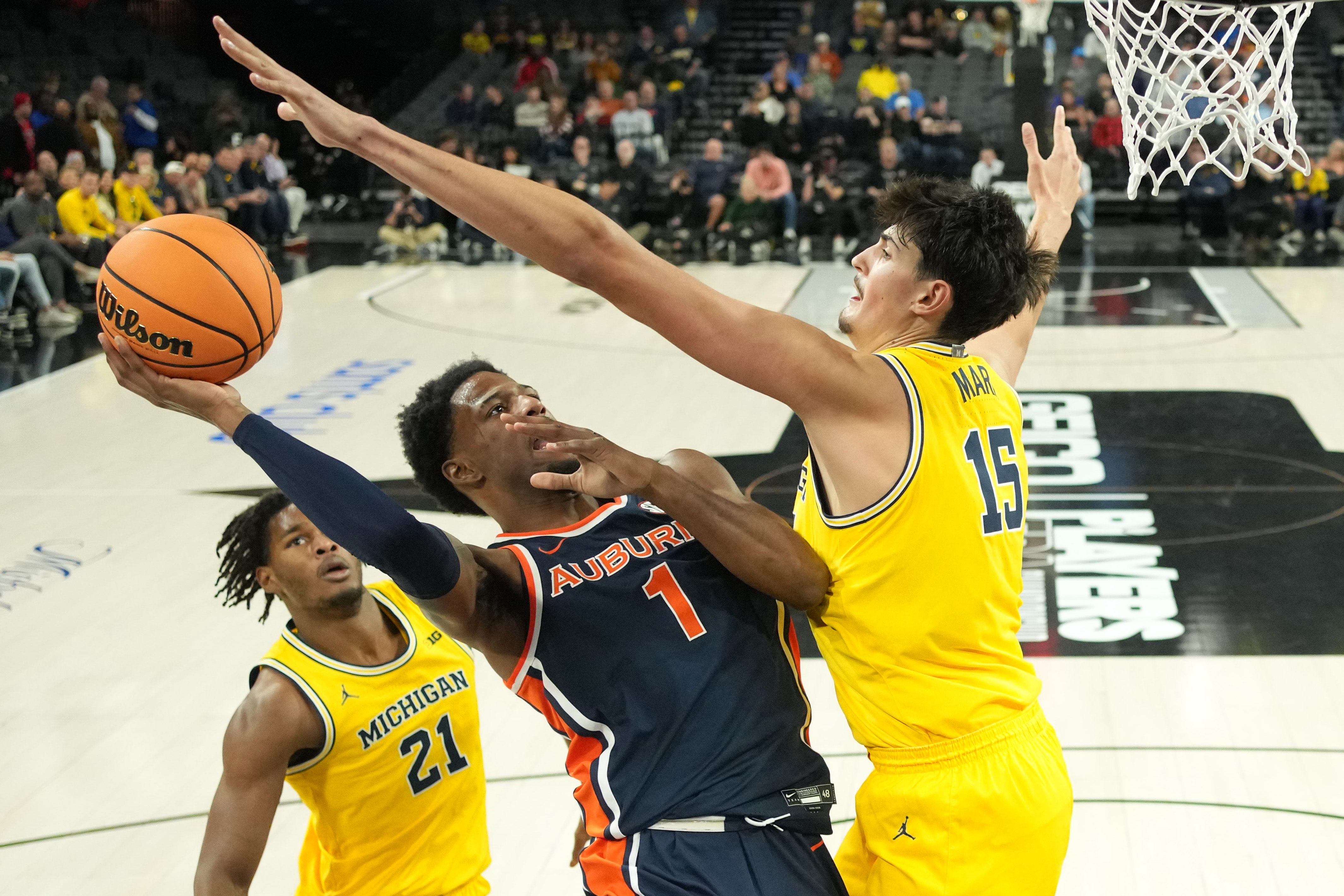 Michigan center Aday Mara (15) is key to our Gonzaga vs. Michigan prediction for the Players Era Festival championship. 