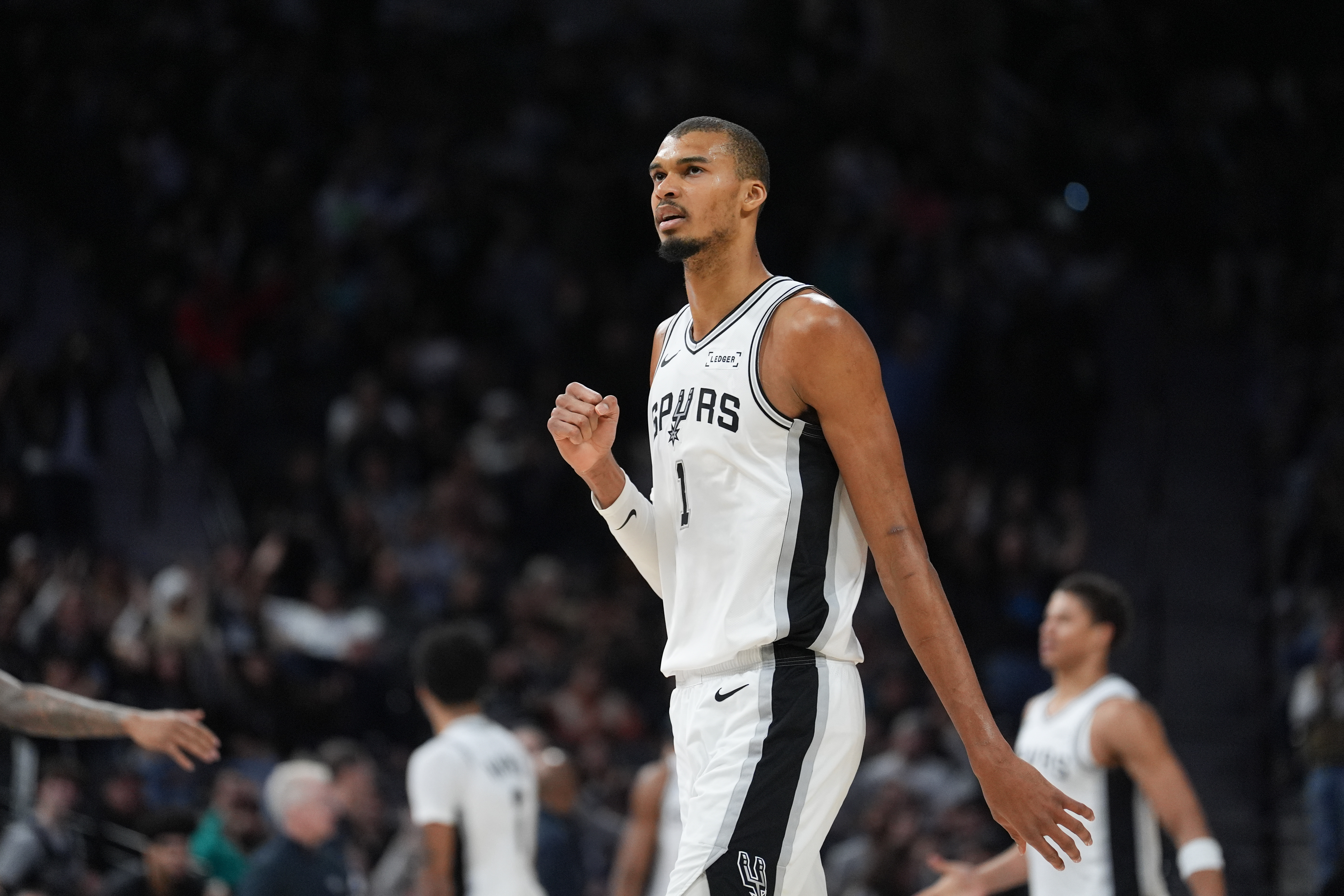 San Antonio Spurs forward Victor Wembanyama (1), seen here pumping his fist, is featured in our Spurs vs. Lakers player props tonight.