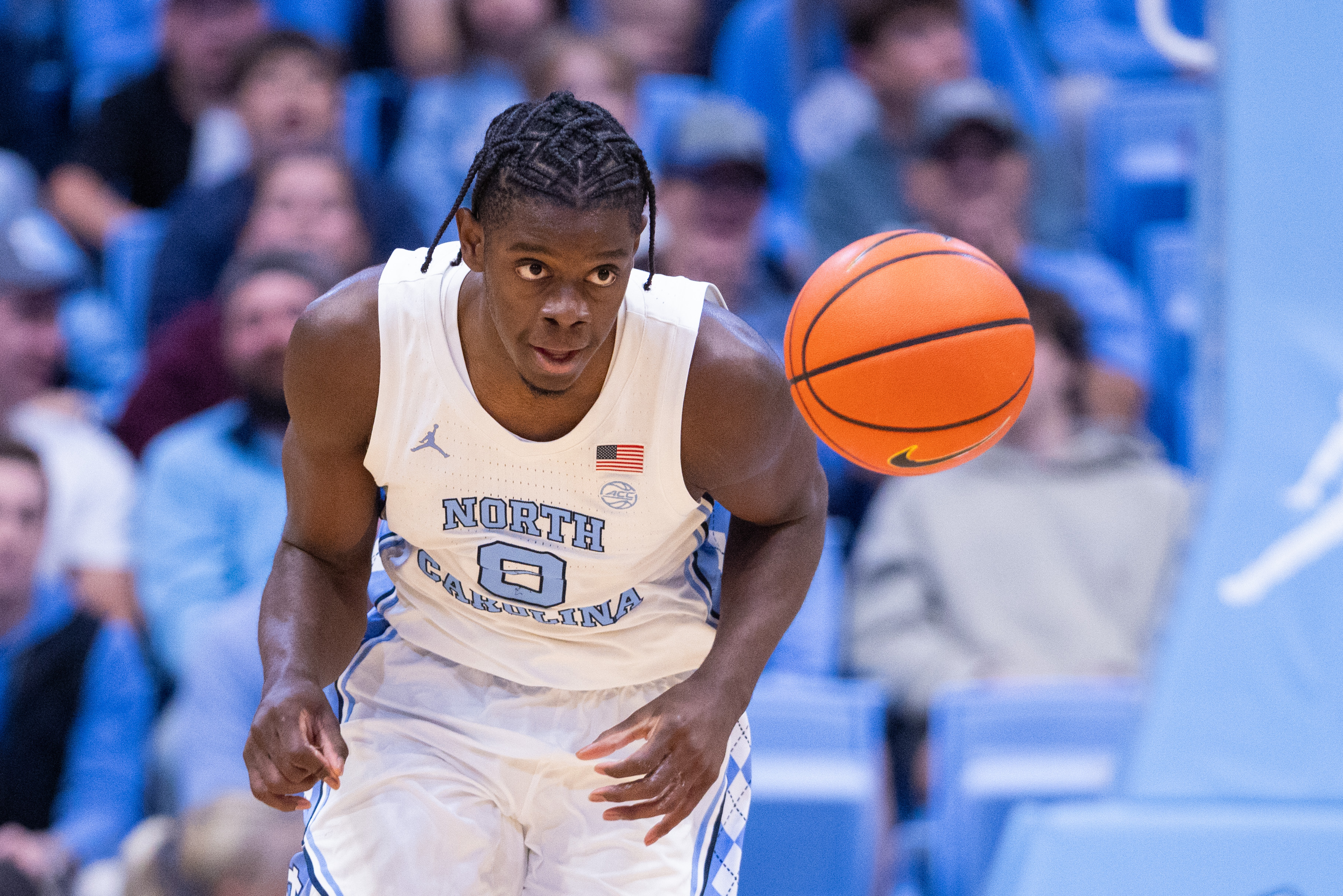 North Carolina Tar Heels forward Caleb Wilson (8) brings the ball up court as part of our North Carolina vs. Kentucky prediction & odds.