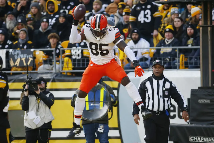 David Njoku of the Cleveland Browns celebrates a touchdown during the second quarter of the game against the Pittsburgh Steelers, and we offer new U.S. bettors our exclusive Caesars promo code.