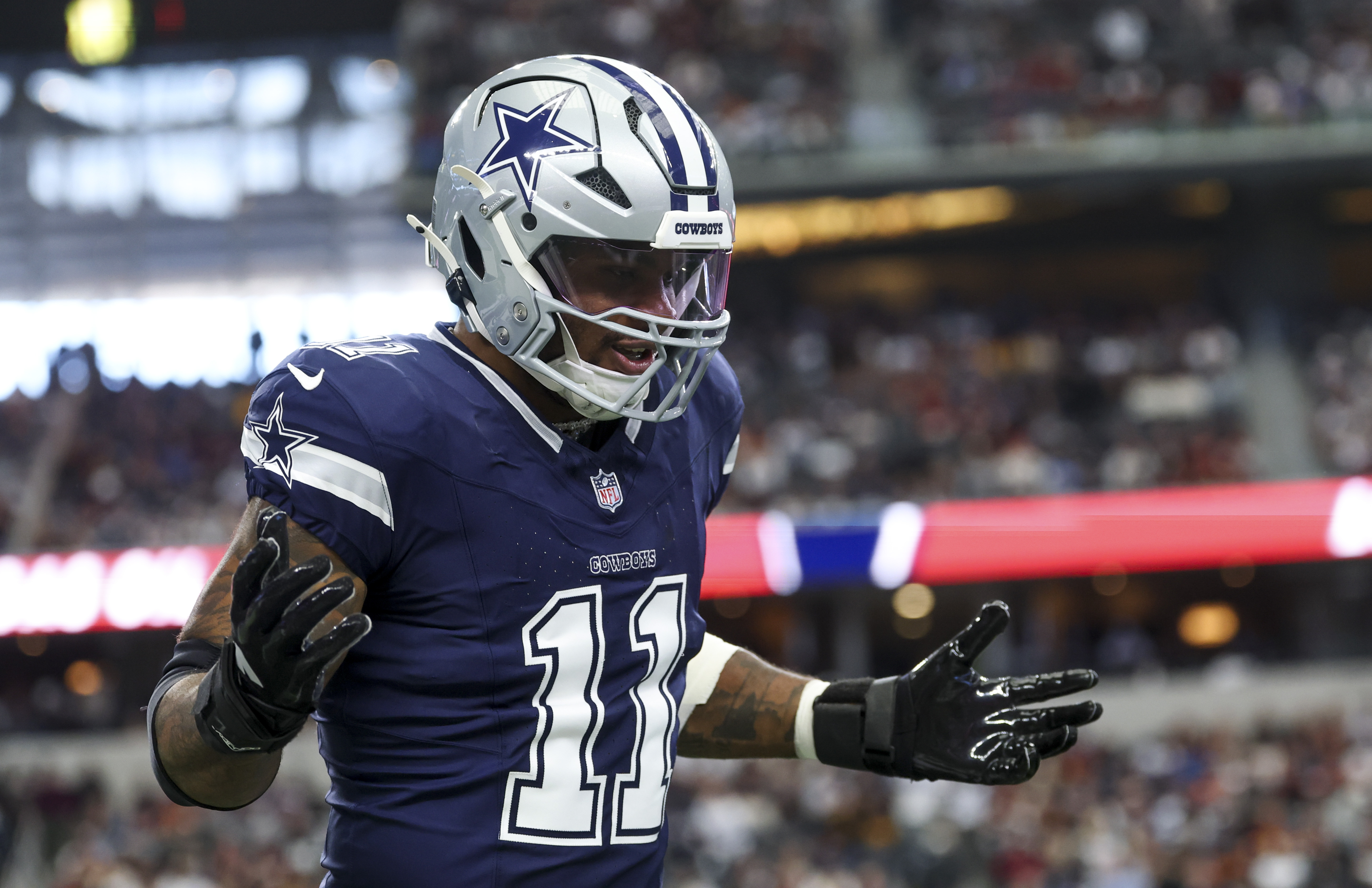 Is Micah Parsons the NFL Defensive Player of the Year Favorite? 2025 NFL Award Odds Update