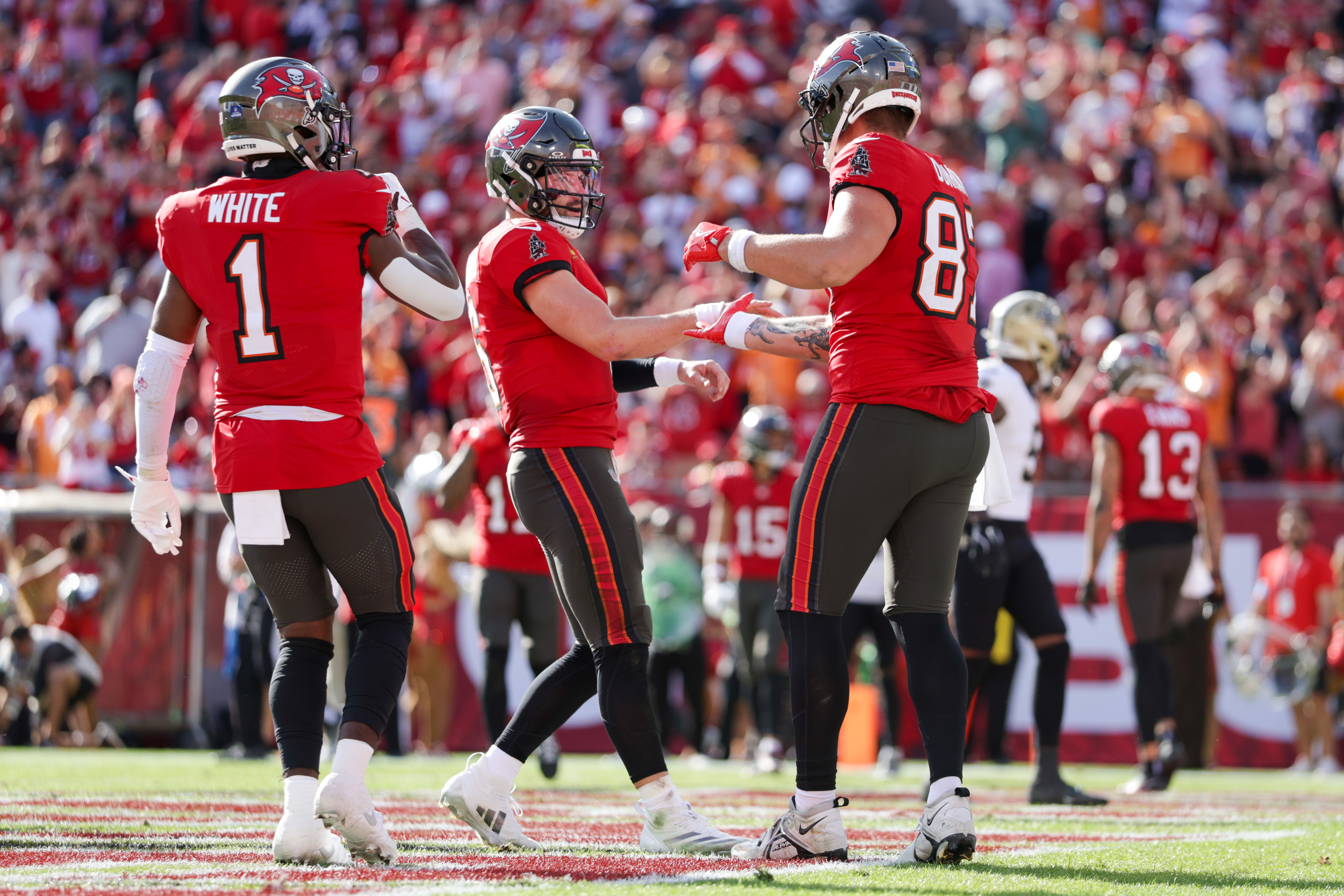 Commanders vs. Buccaneers Prediction, Picks & Odds Tonight: NFL Wild Card Weekend