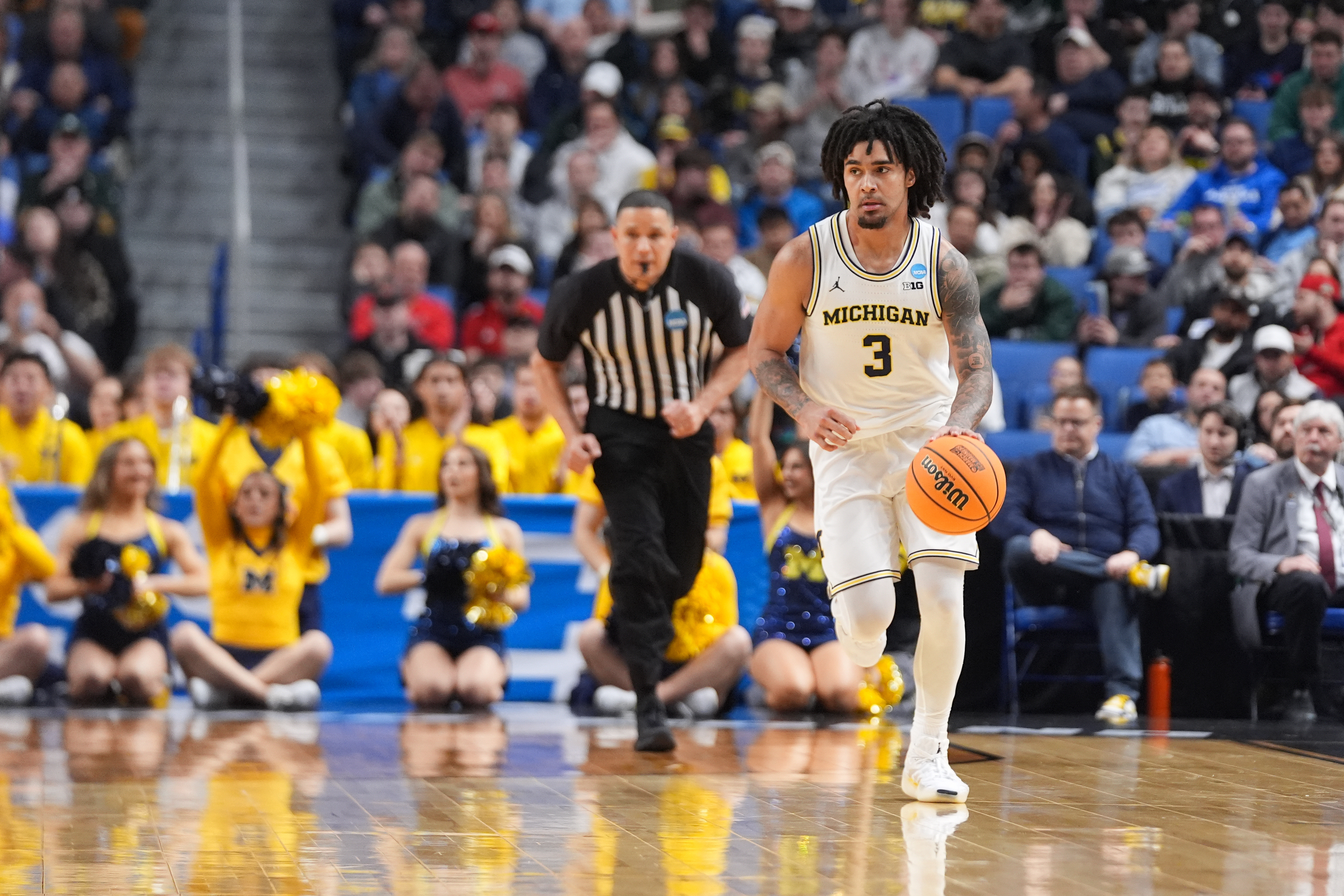 Michigan Wolverines guard Elliot Cadeau (3) drives the ball as he is featured in our Alabama vs. Michigan player props.