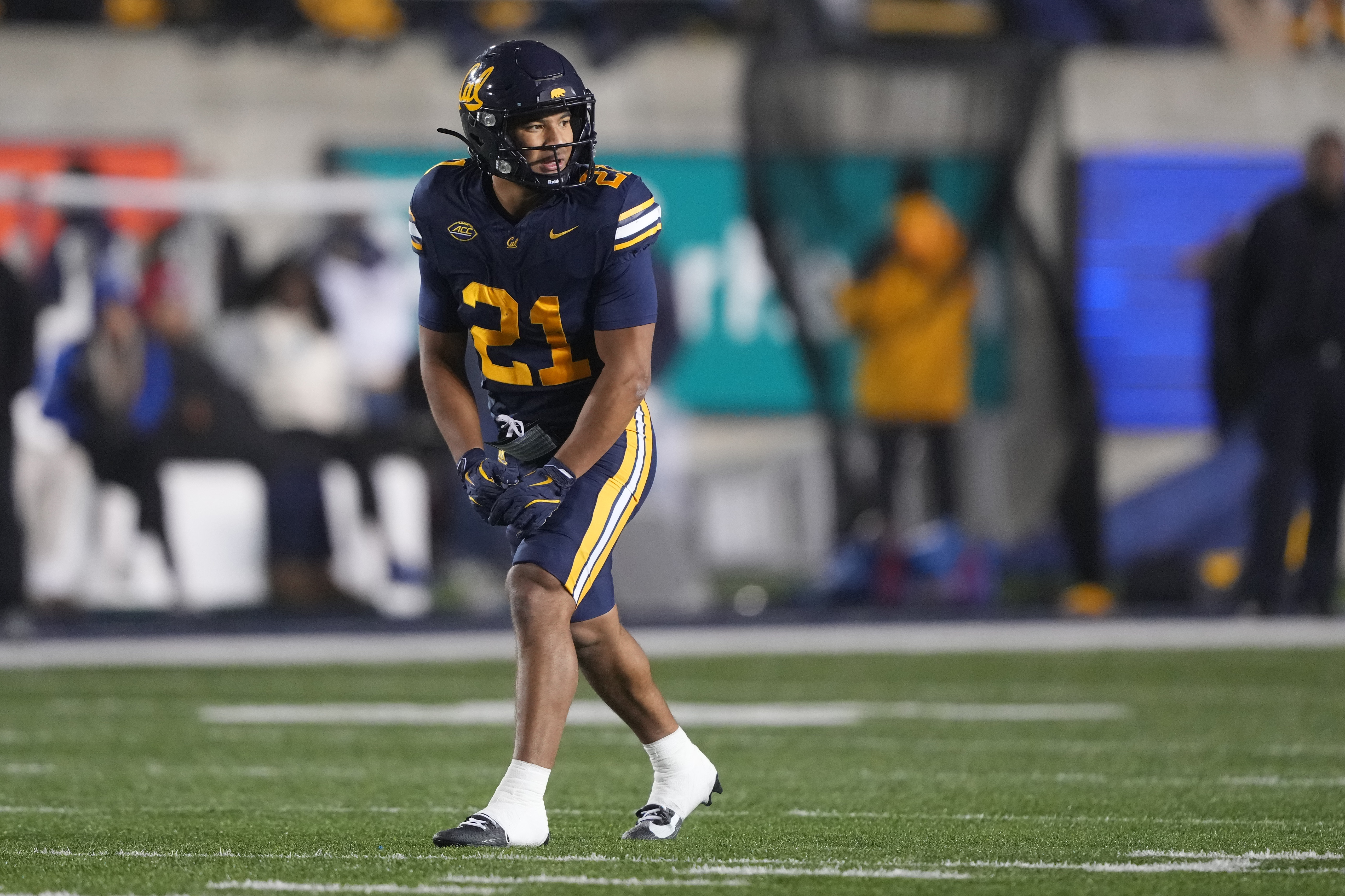 California Golden Bears wide receiver Jacob De Jesus (21) lines up before the snap as he is featured in our Cal vs. Hawaii player props.