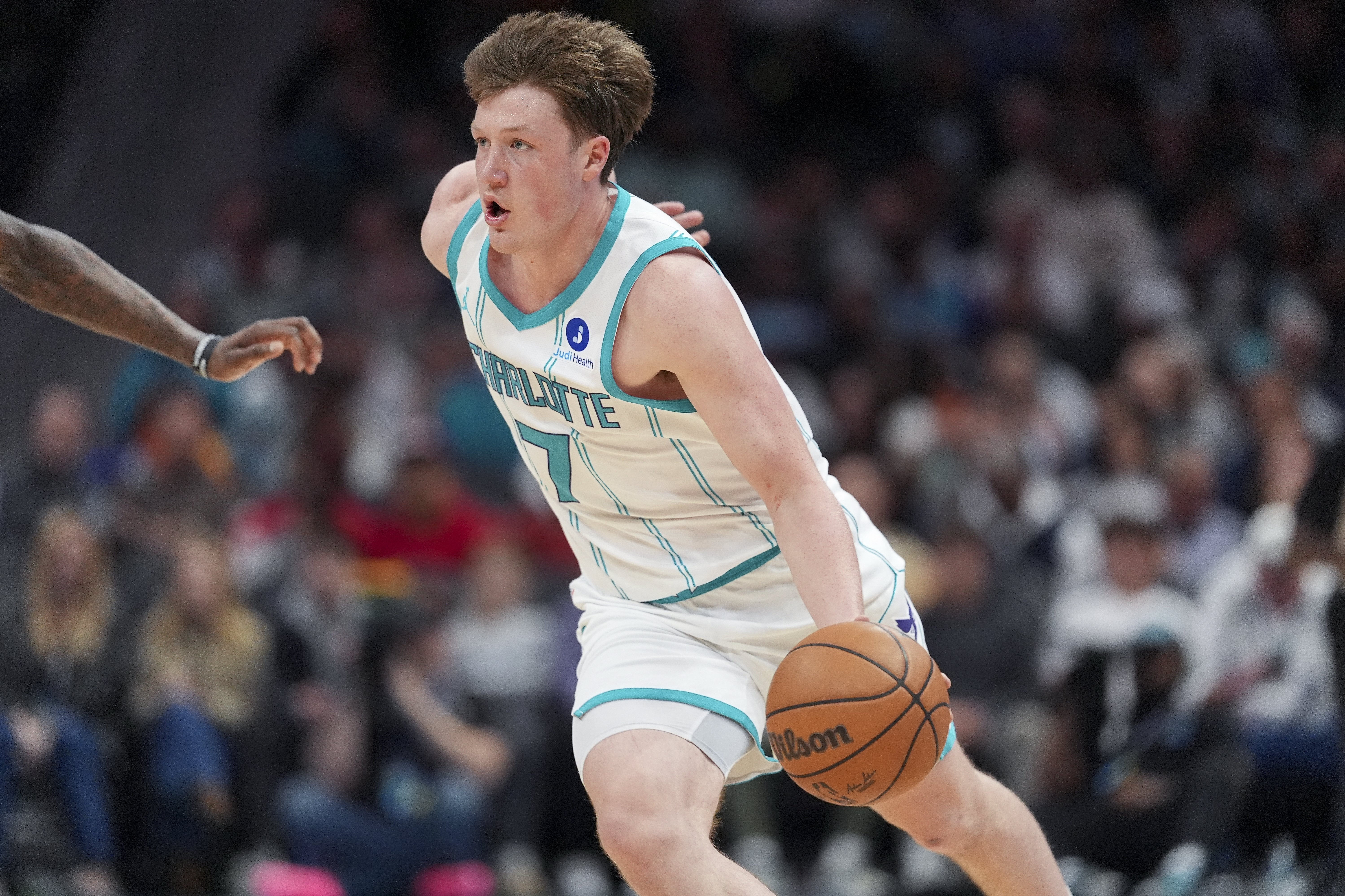 Charlotte Hornets guard Kon Knueppel (7) drives to the basket as we break down our NBA Rookie of the Year odds 2026.