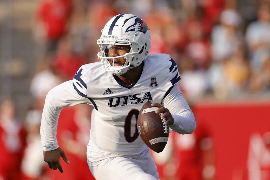 Frank Harris of the UTSA Roadrunners looks to pass during the first half against the Houston Cougars as we look at our Army-UTSA Caesars promo code.