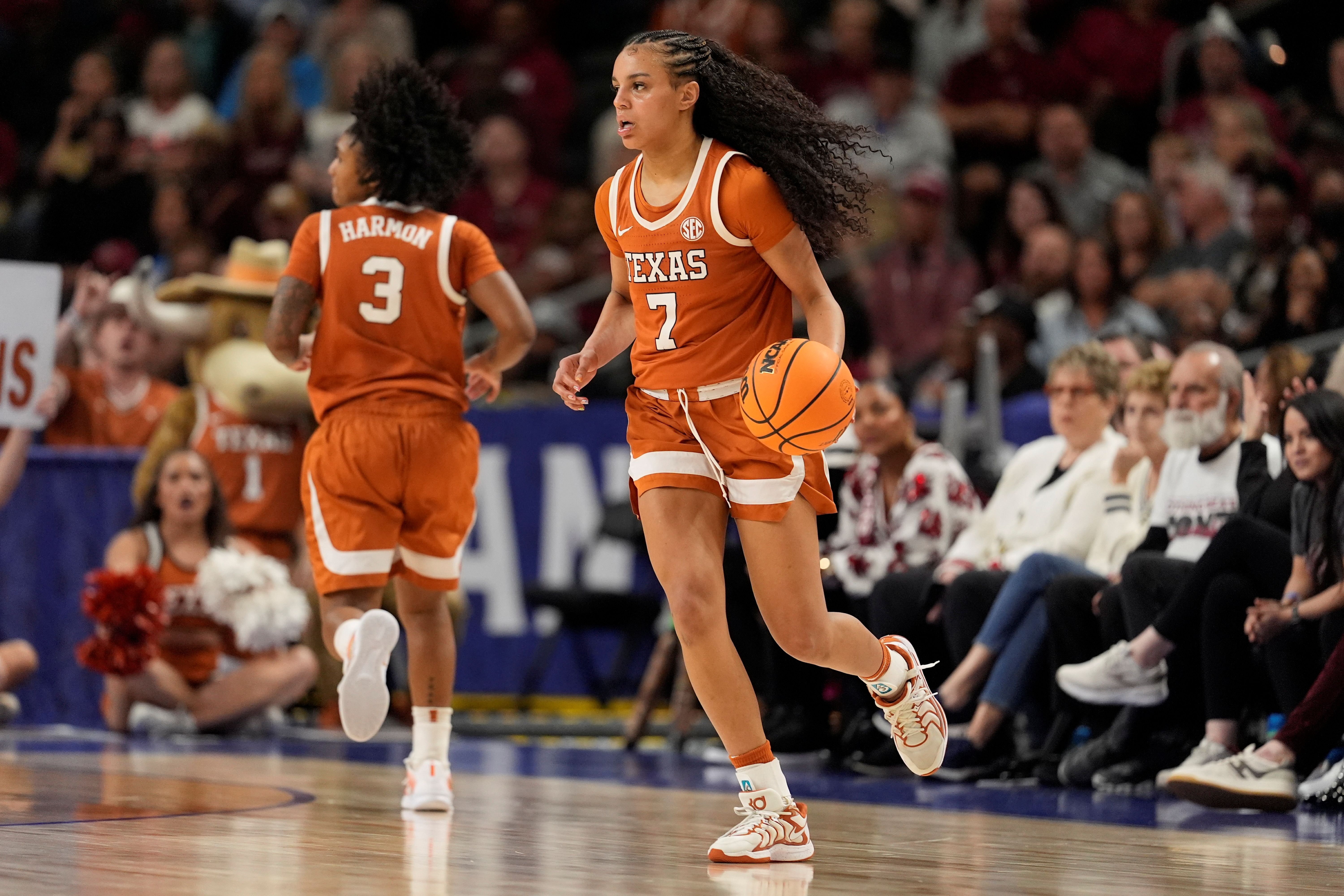 Texas Longhorns guard Jordan Lee handles the ball, and she's key as we make our Kentucky vs. Texas prediction