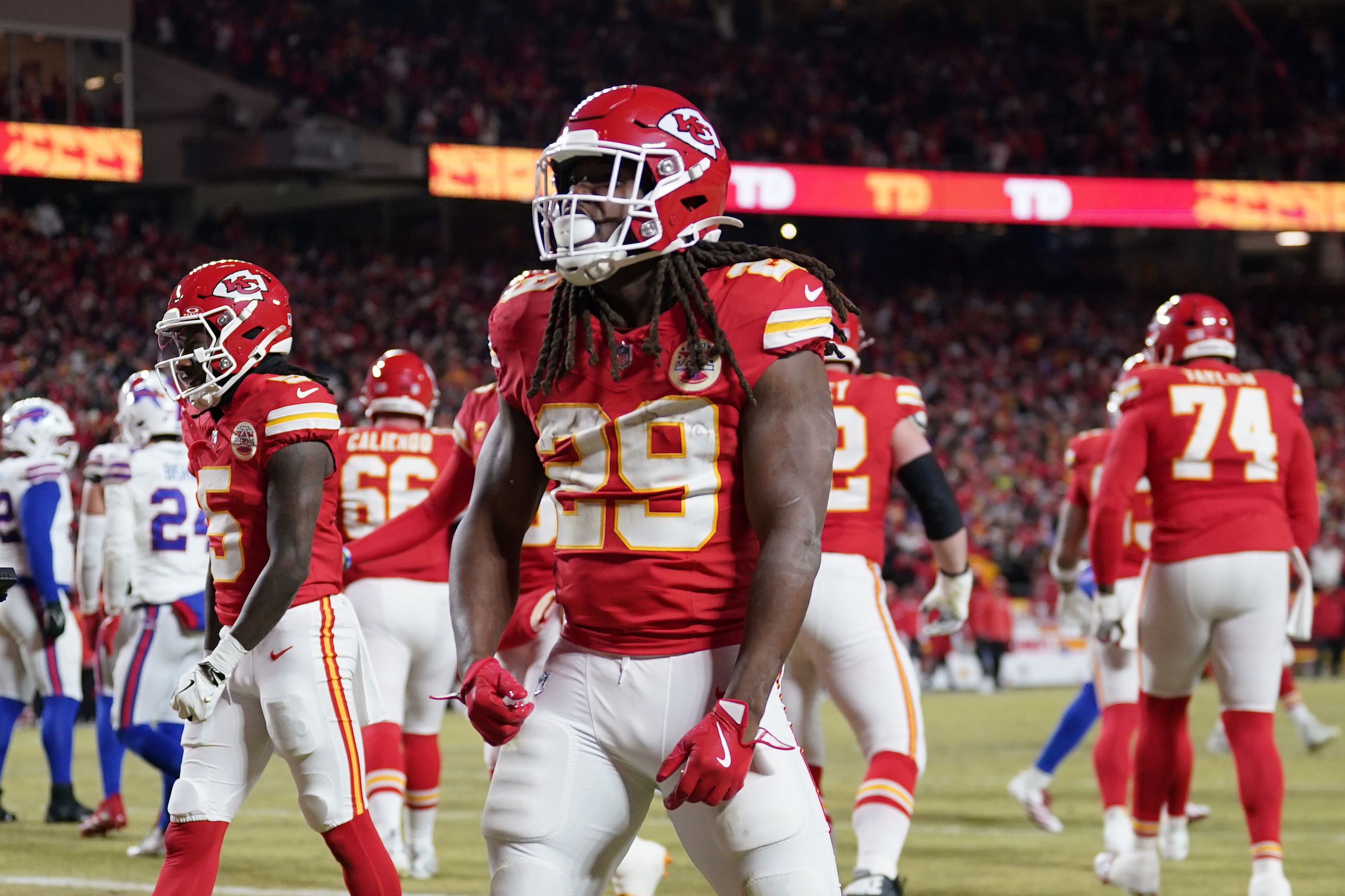 Chiefs vs. Eagles Prediction, Super Bowl Picks & Odds Today: Kareem Hunt Is Key