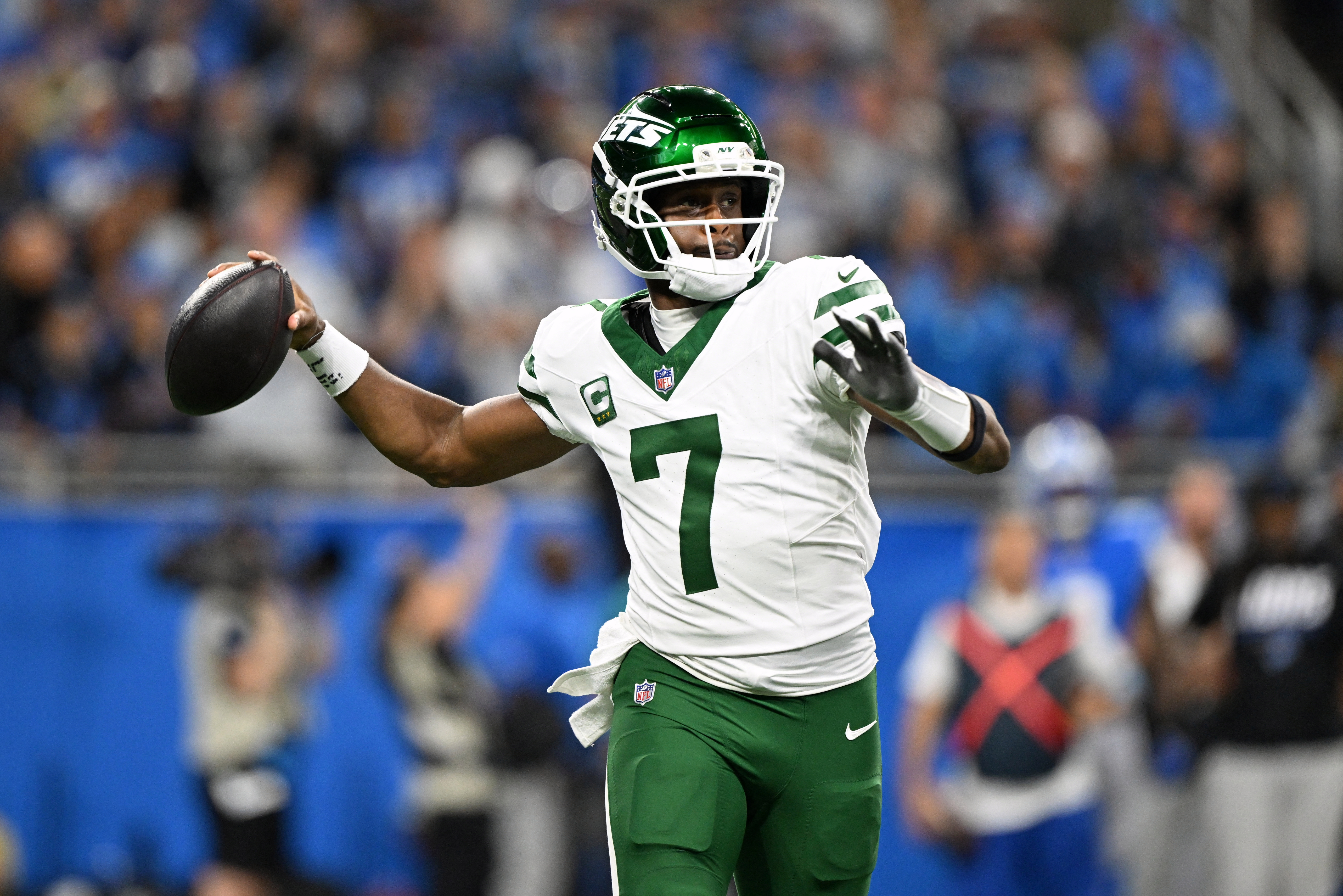 Pictured: New York quarterback Geno Smith throwing a pass as we break down our Jets vs. Bears Prediction. Photo by Lon Horwedel-Imagn Images.