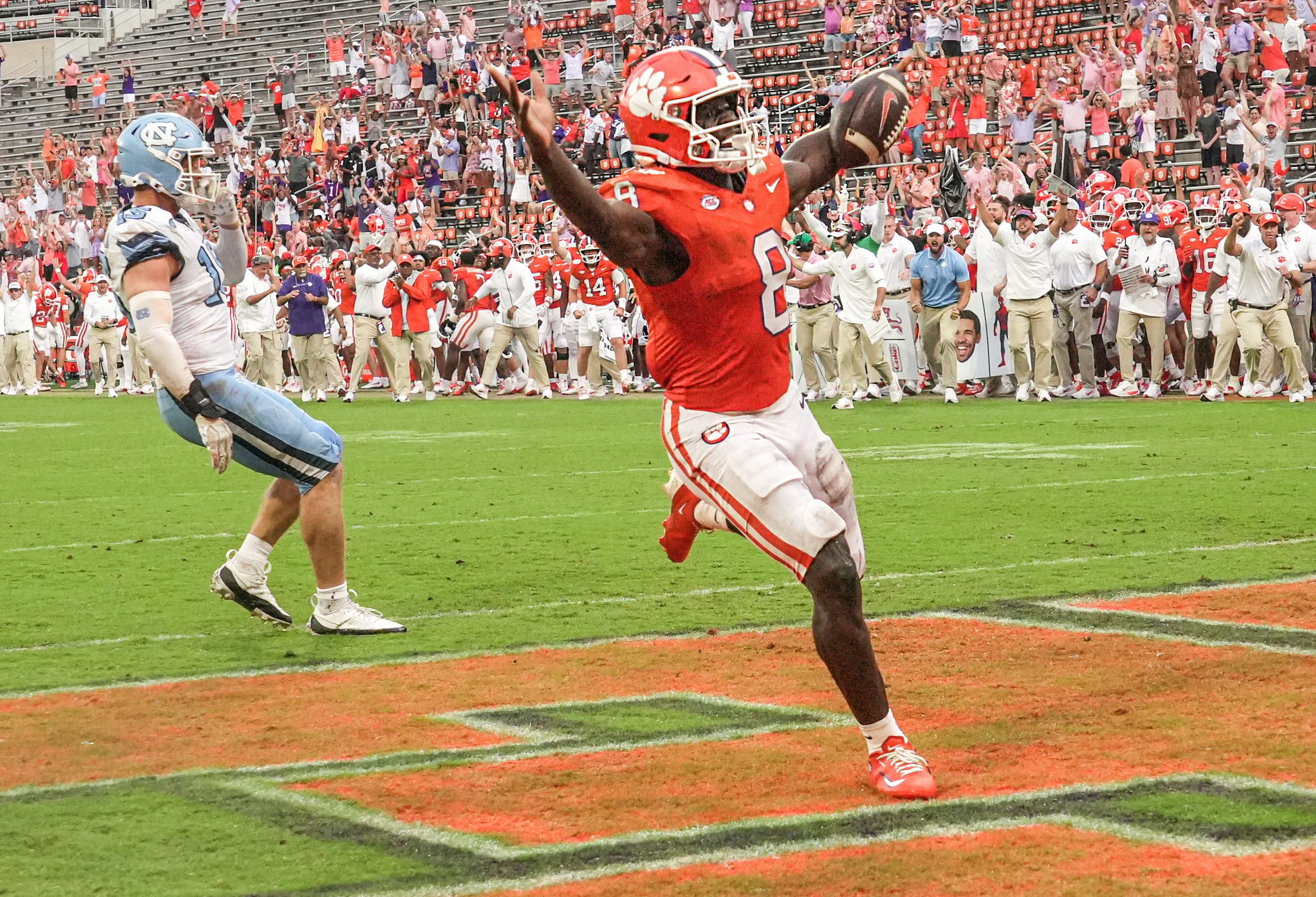 Clemson running back Gideon Davidson (8) runs as he is featured in our Miami vs. Clemson touchdown pick.