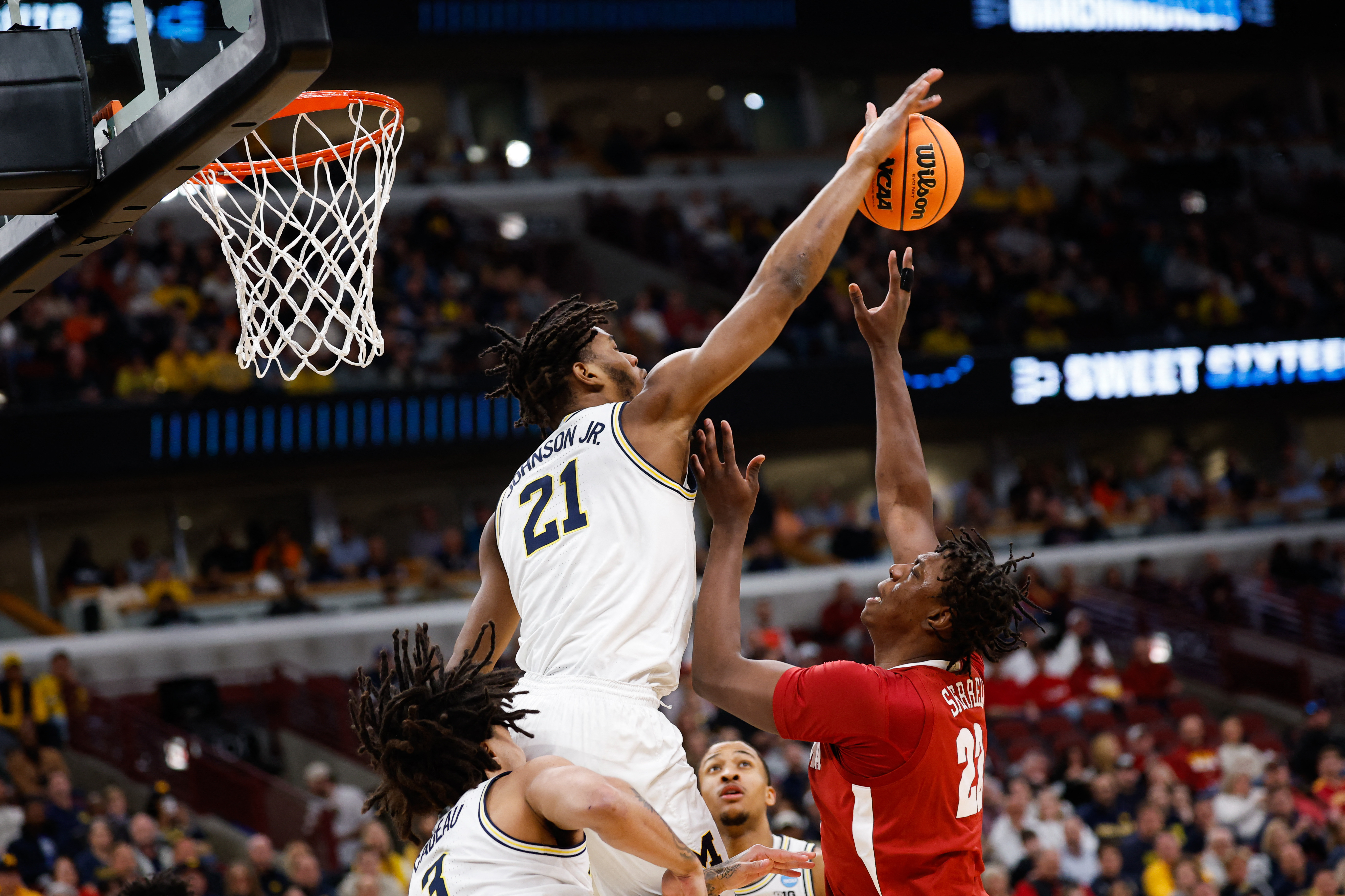 Michigan's Morez Johnson Jr. (21) has the Wolverines atop the Final Four odds.