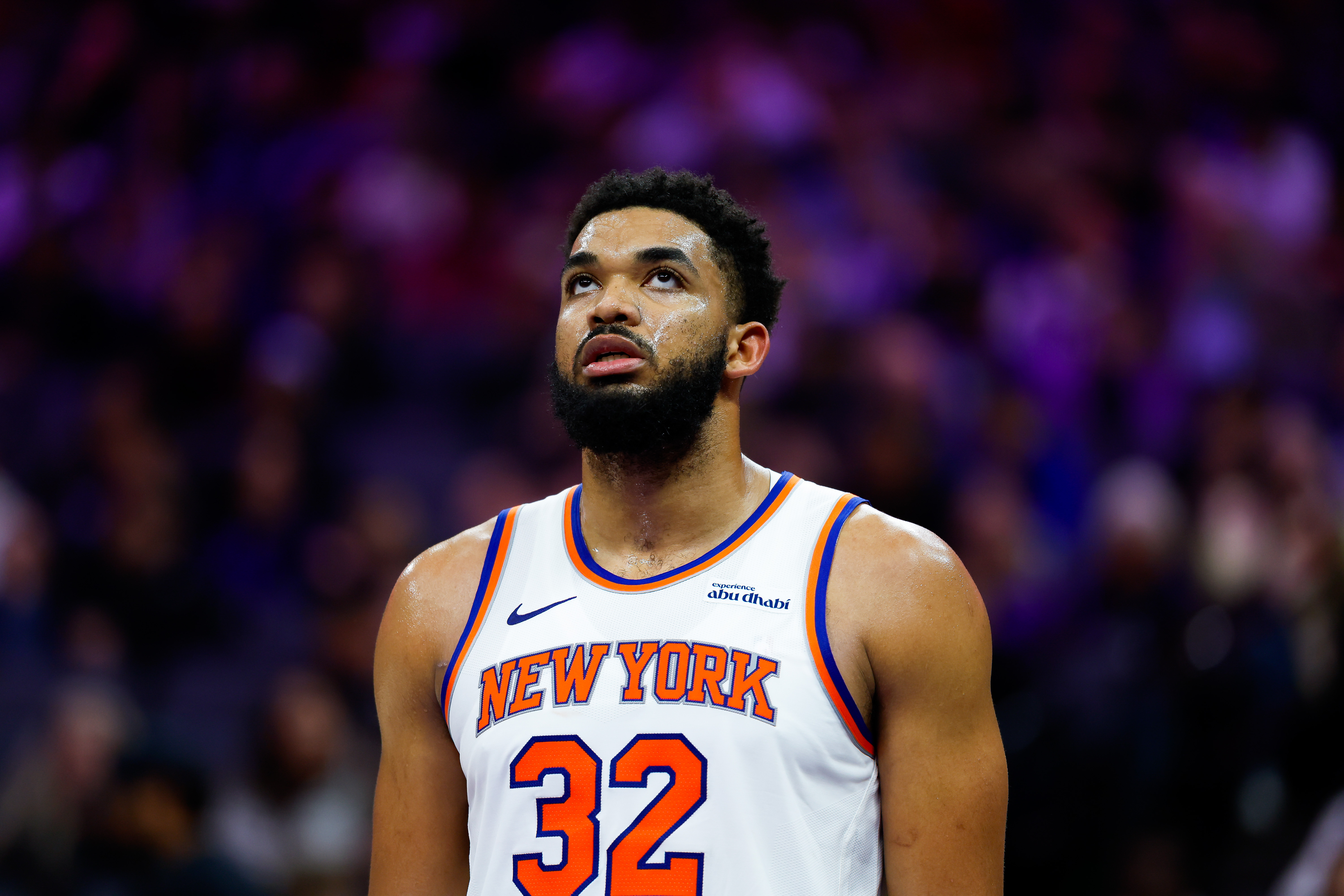 New York Knicks center Karl-Anthony Towns (32), seen here looking up during a game, is featured in our Thunder vs. Knicks player props today.