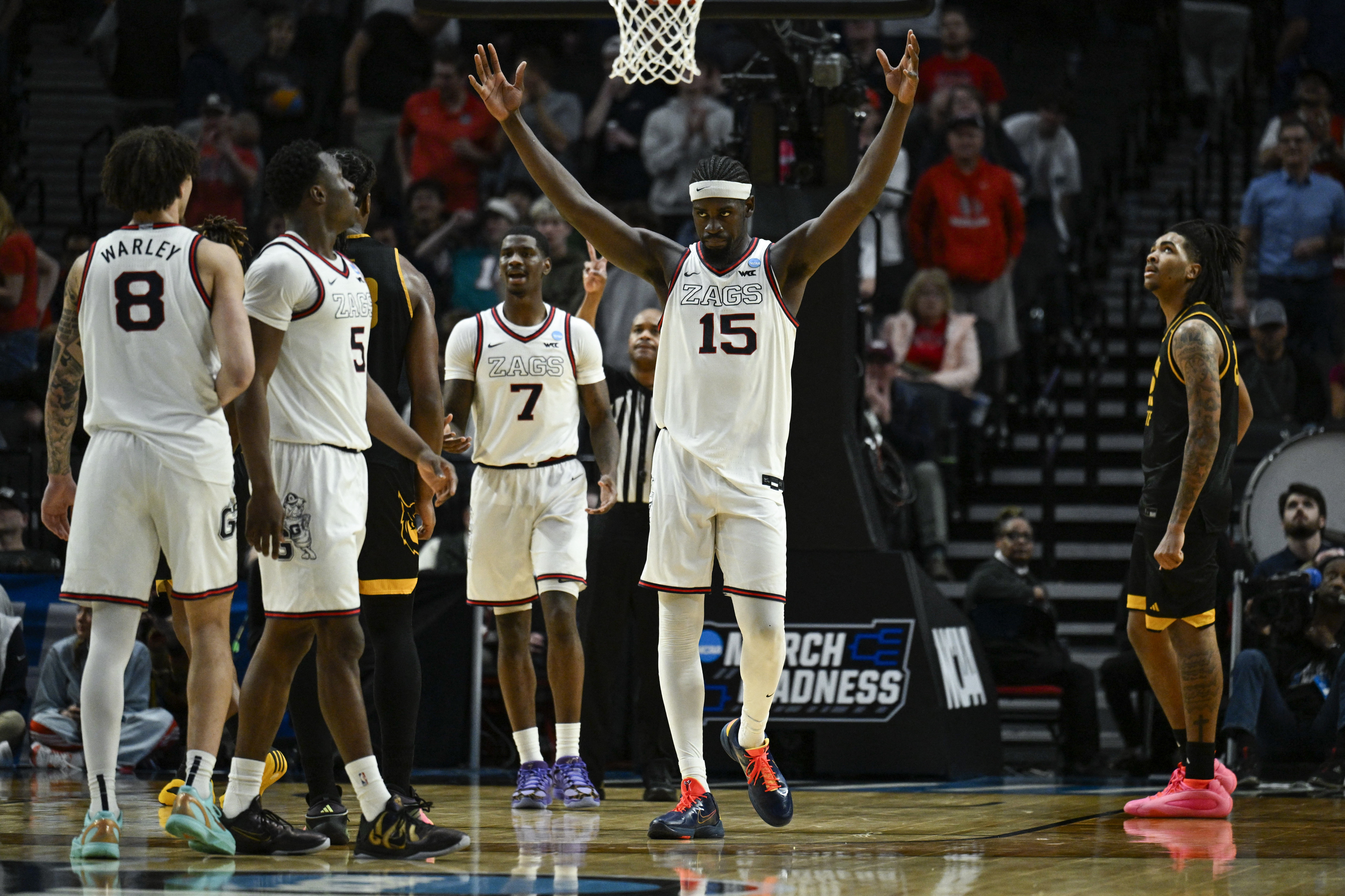 Led by Graham Ike (15), Gonzaga is among the teams in our March Madness favorites parlay. 