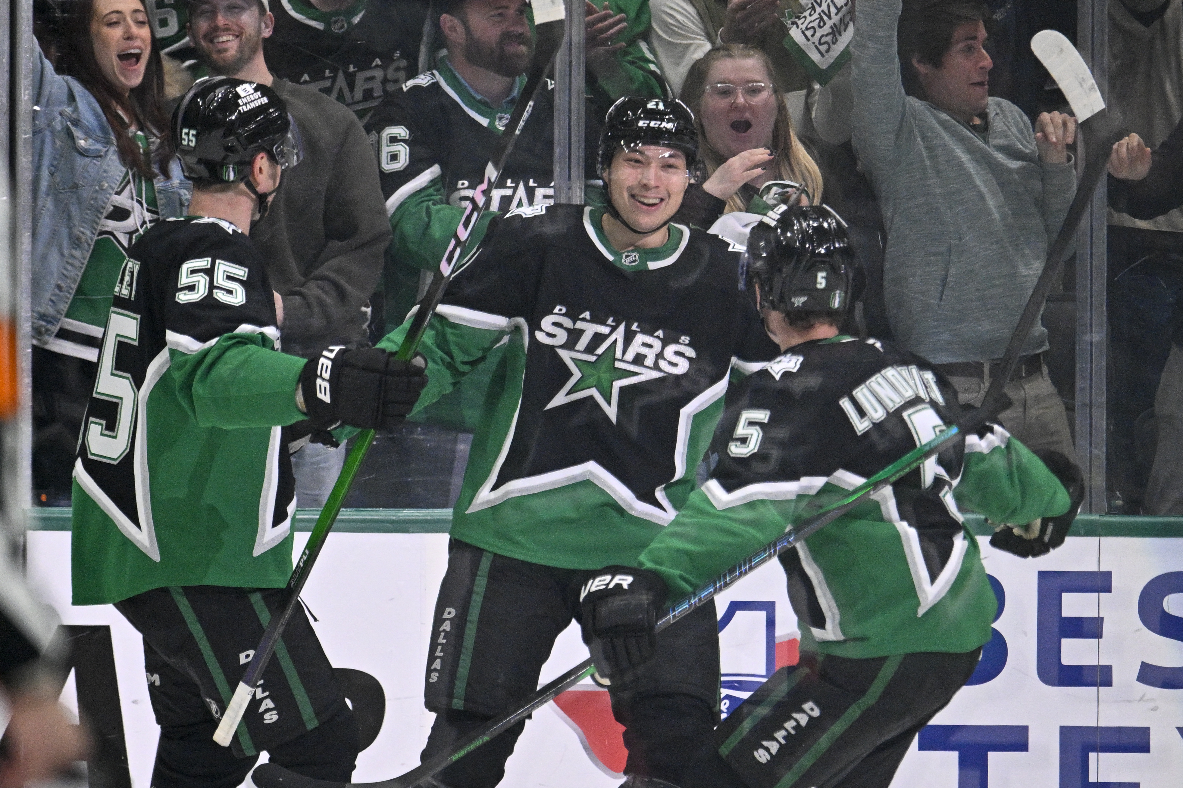 Dallas Stars forward Jason Robertson (21) celebrates a goal with teammates as we offer our NHL anytime goal scorer predictions today.