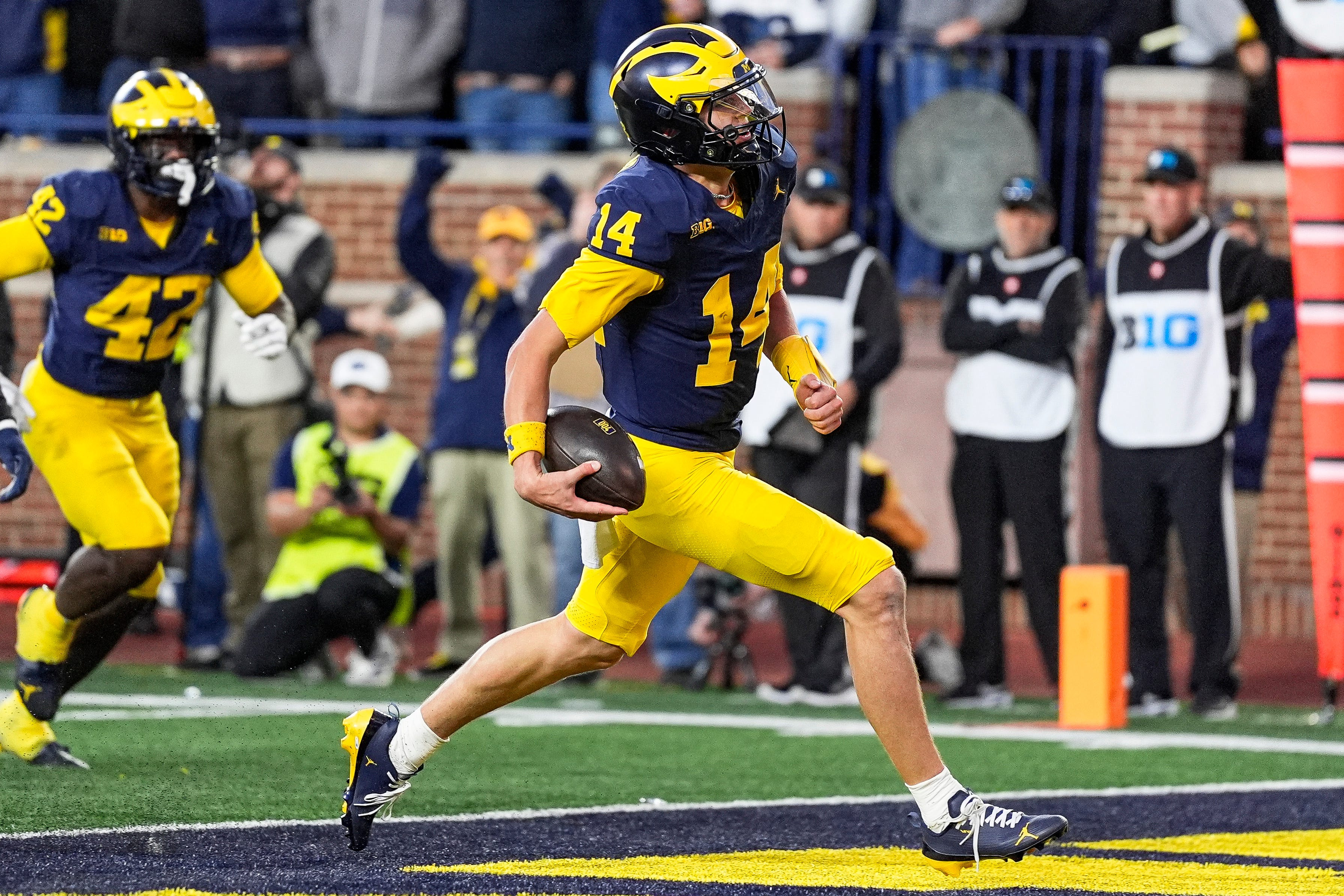 Tommy Carr (14) runs into the end zone for a touchdown as we make our best Indiana vs. Michigan prediction. 
