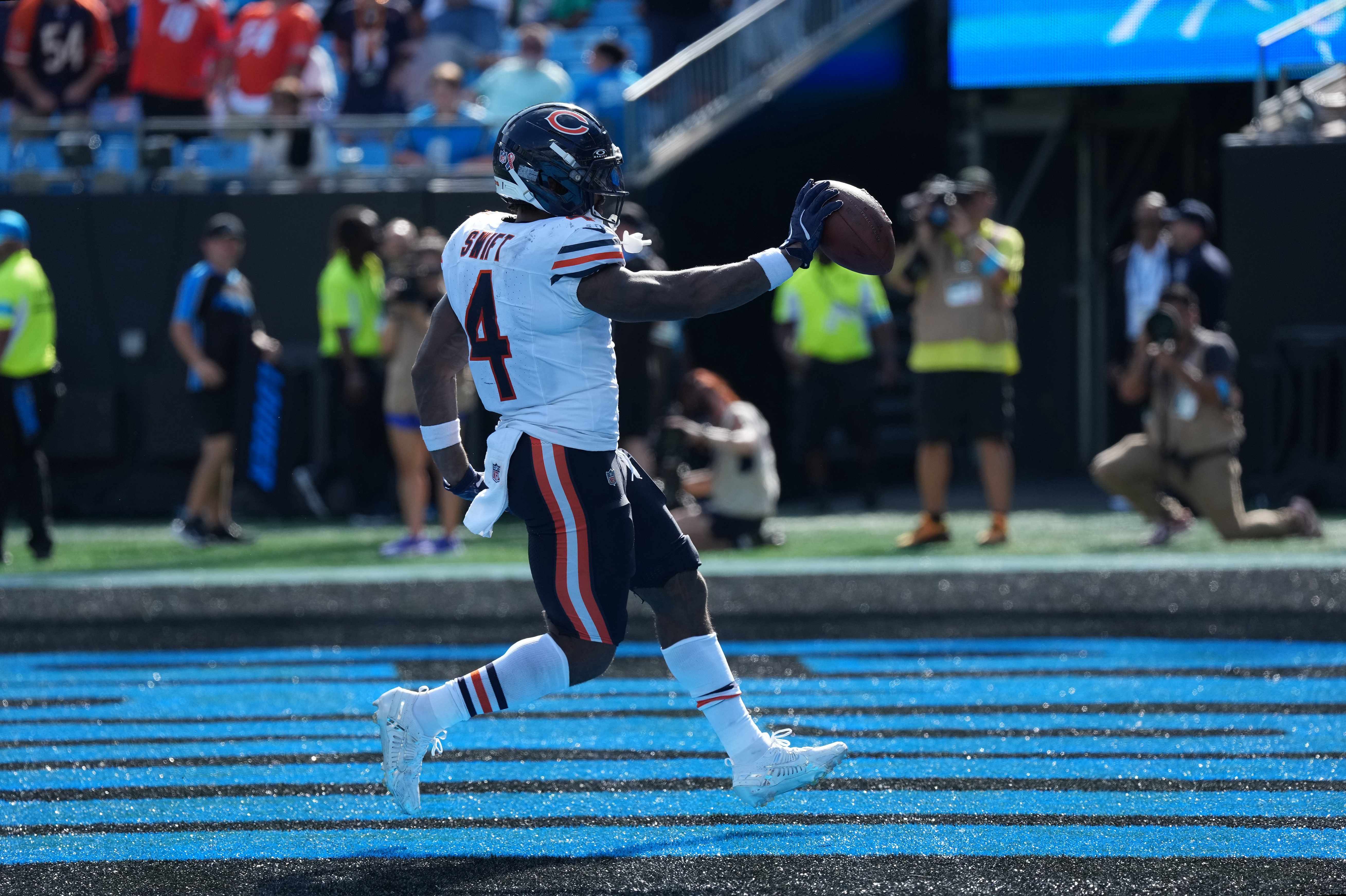 Chicago Bears running back D'Andre Swift (4) scores a touchdown as he is featured in our Eagles vs. Bears touchdown scorer pick.