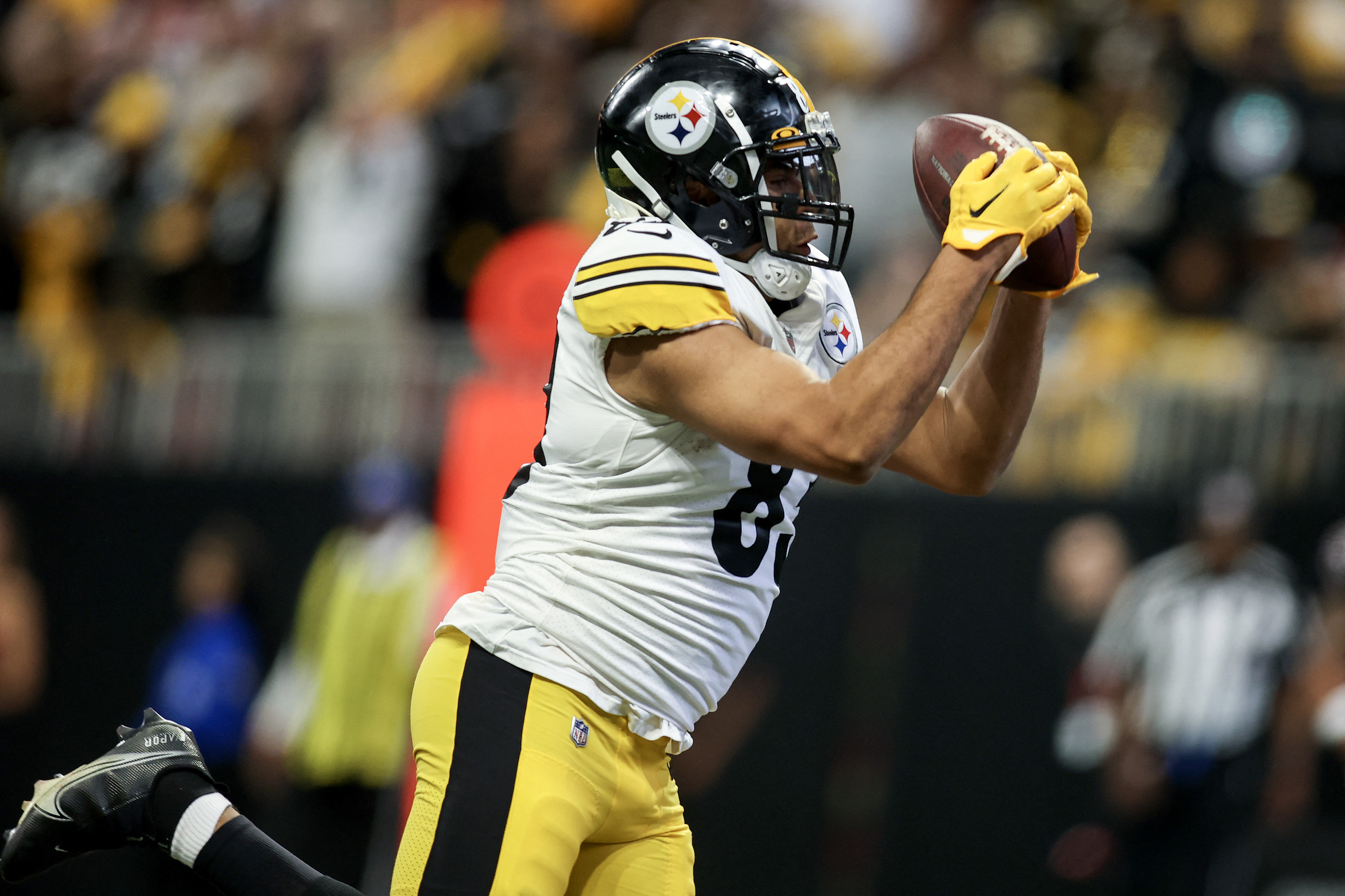 Pittsburgh Steelers tight end Connor Heyward (83) catches a touchdown, a feat he's expected to repeat in our Texans vs. Steelers first touchdown scorer predictions.