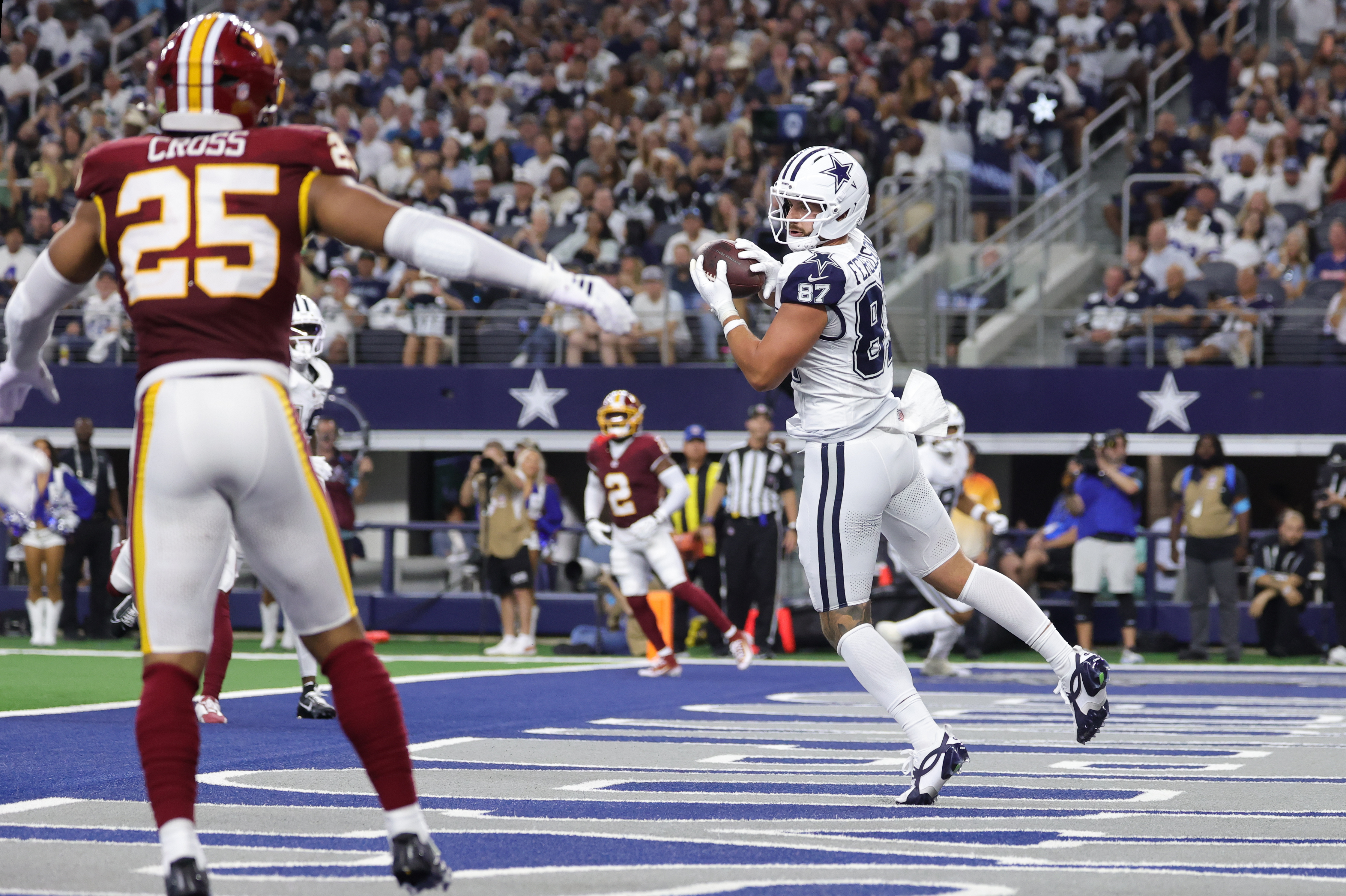 Dallas Cowboys tight end Jake Ferguson (87) catches a ten-yard touchdown pass as we make our best Buccaneers vs. Cowboys Same-Game Parlay. 