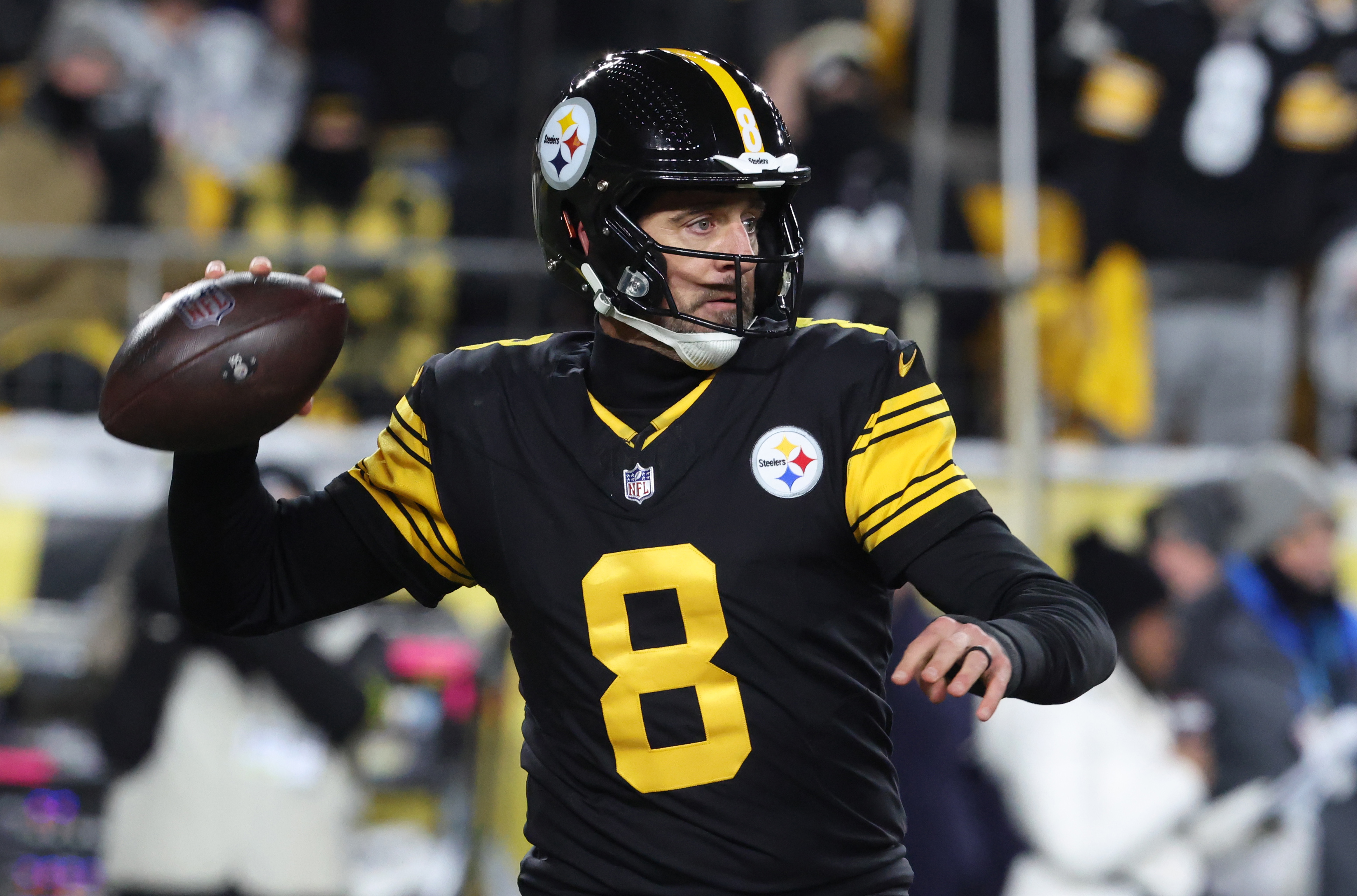 Pittsburgh Steelers quarterback Aaron Rodgers (8) looks to throw as we offer our NFL weather report for Week 18.
