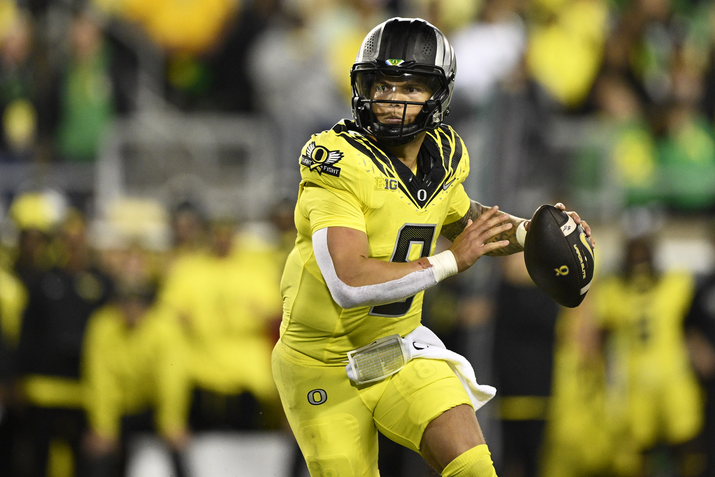 Oregon vs. Wisconsin Prediction, Picks & Odds: Week 12