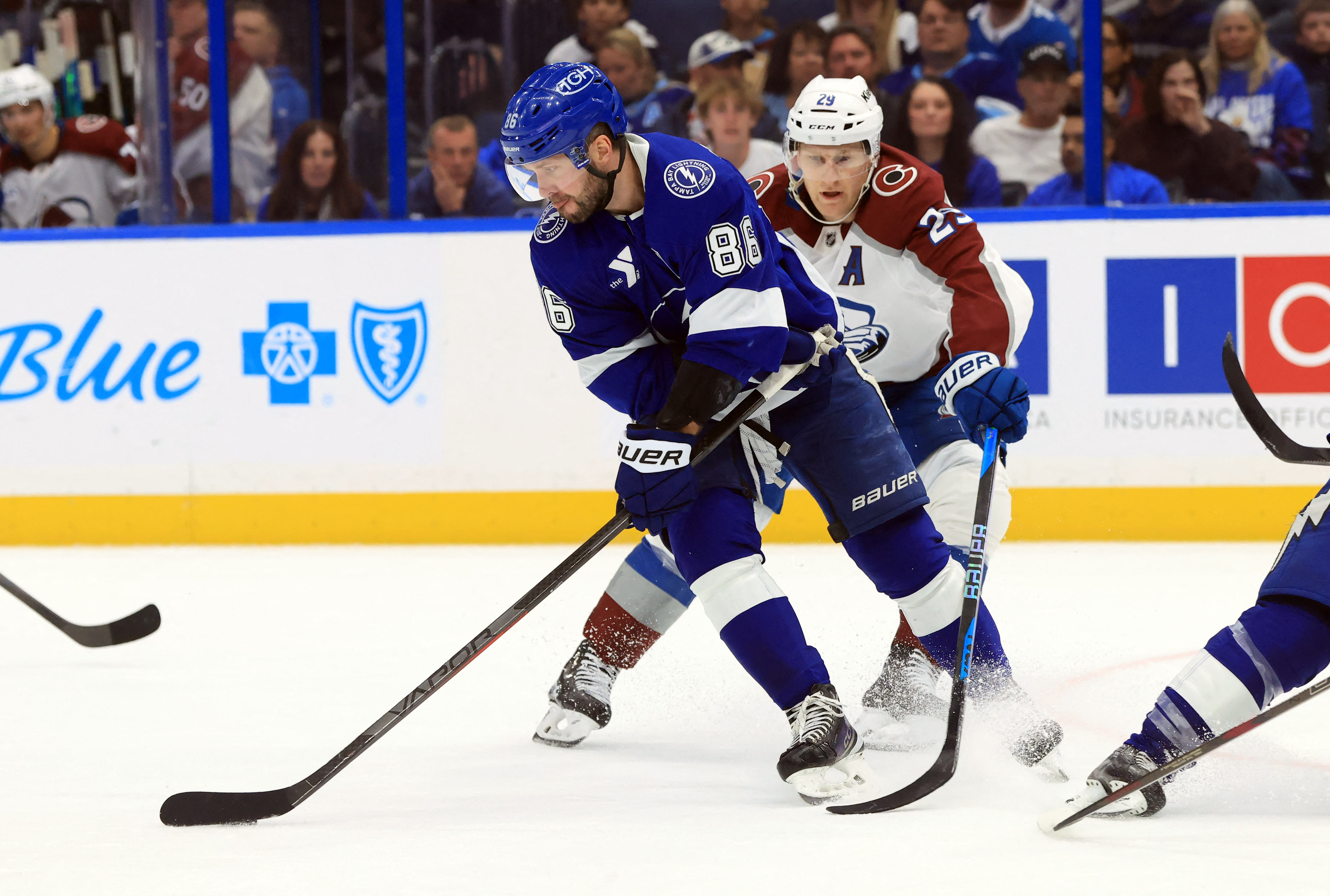 Nikita Kucherov in action against Nathan MacKinnon as we offer the Hart Trophy odds 2026. 