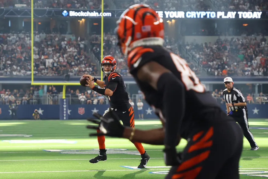 Joe Burrow of the Cincinnati Bengals passes the ball to Tee Higgins for a touchdown against the Dallas Cowboys at AT&T Stadium in Arlington, Texas. Photo by Richard Rodriguez/Getty Images via AFP. 